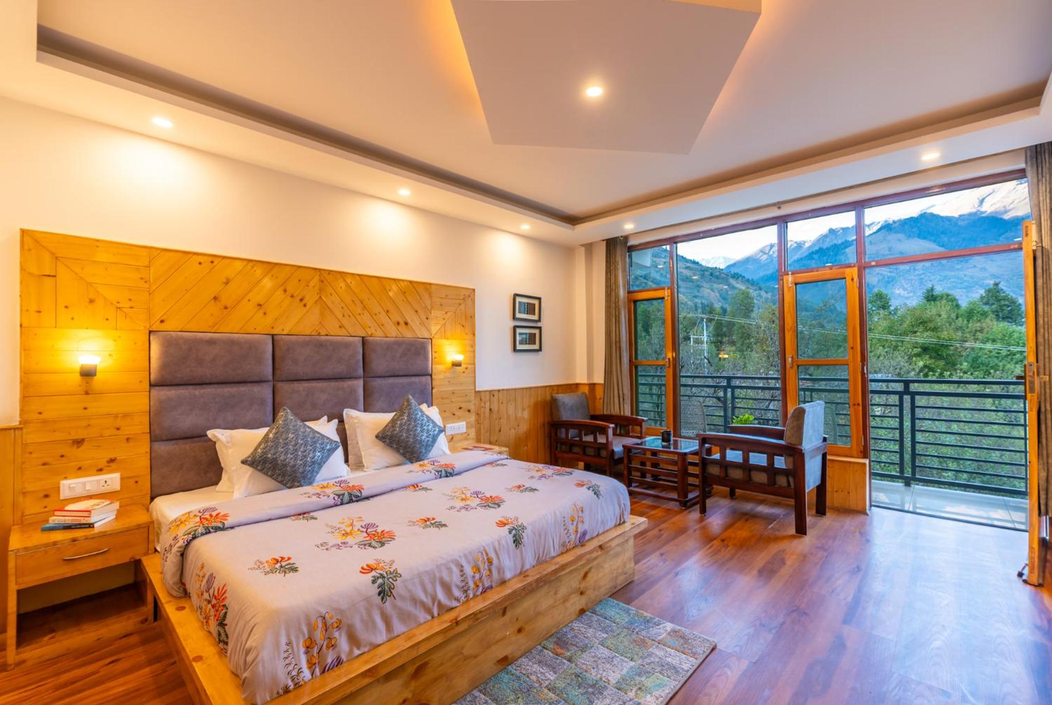 Deluxe Double Room with Balcony - Photo 5
