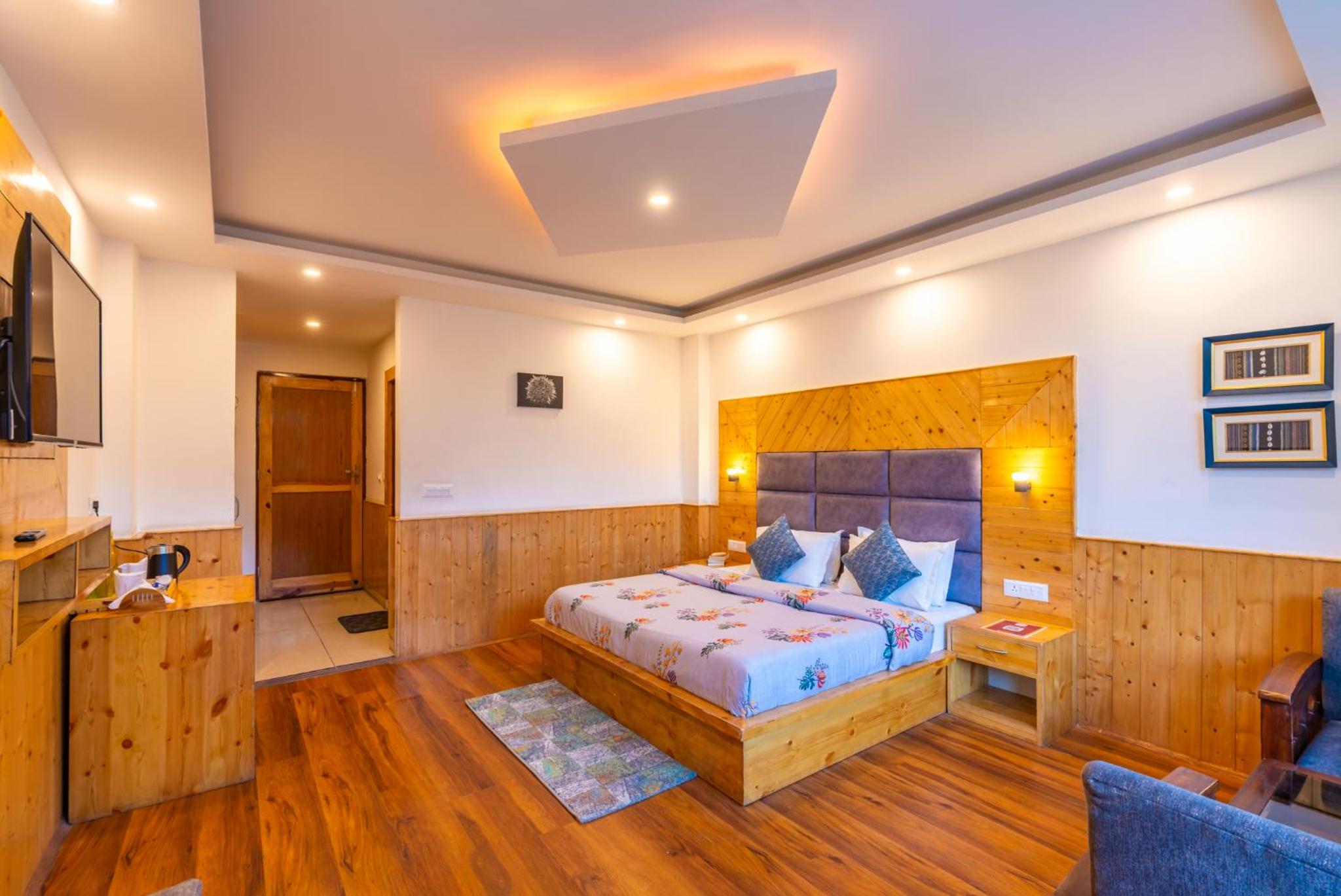Deluxe Double Room with Balcony - Photo 3