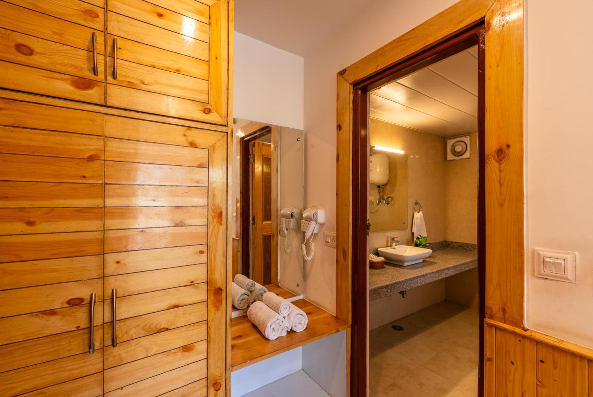 Deluxe Double Room with Balcony - Photo 17