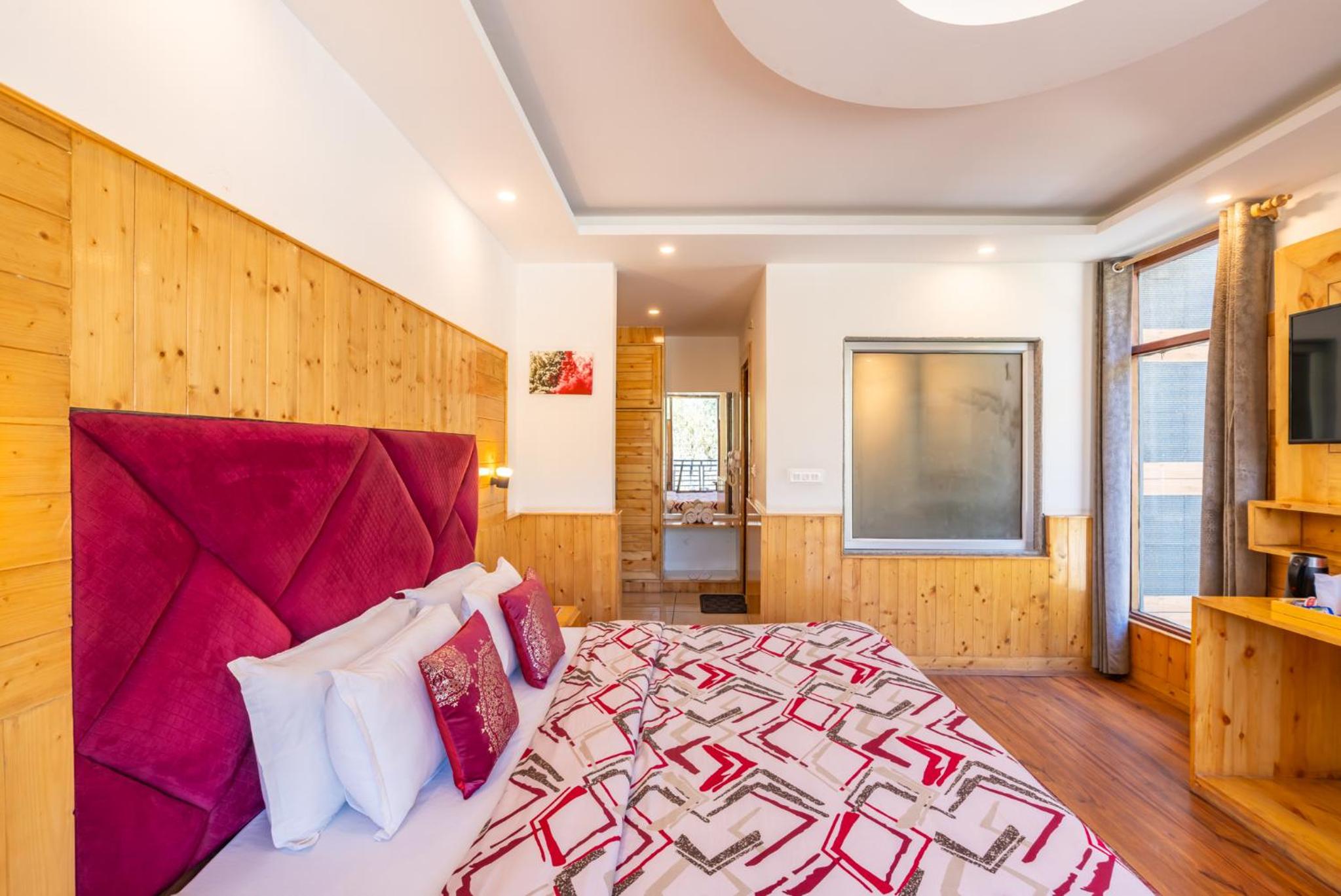Deluxe Double Room with Balcony - Photo 4
