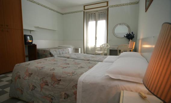 Basic Triple Room with Shared Bathroom