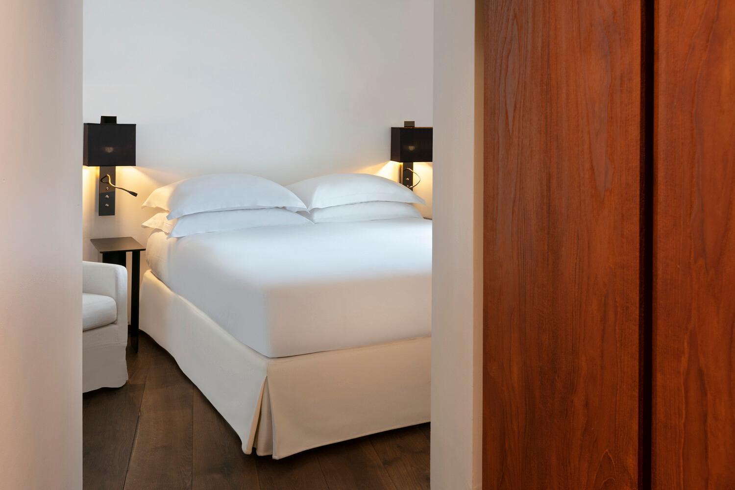 Deluxe Queen Suite