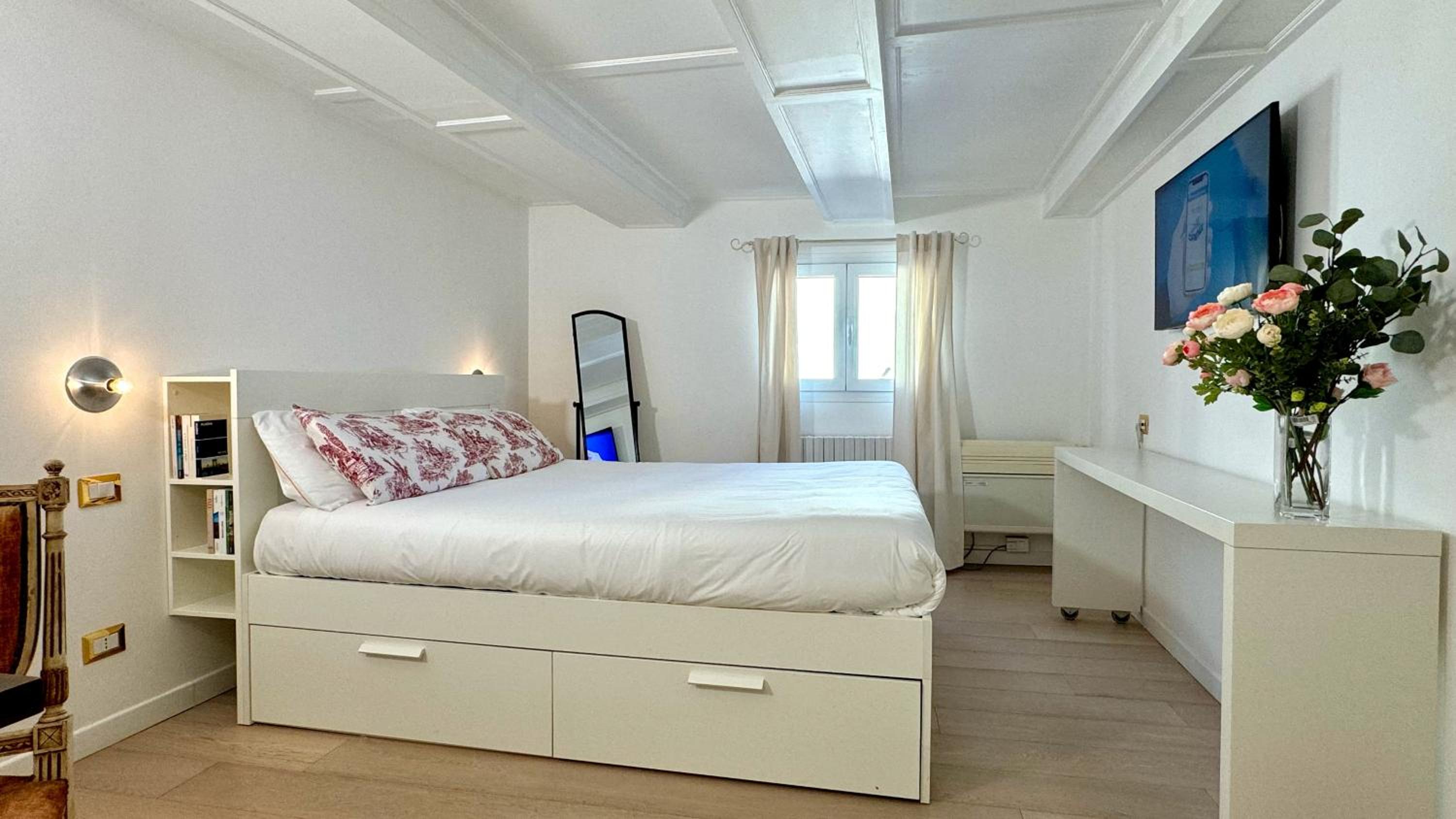 One-Bedroom Apartment with View photo 2
