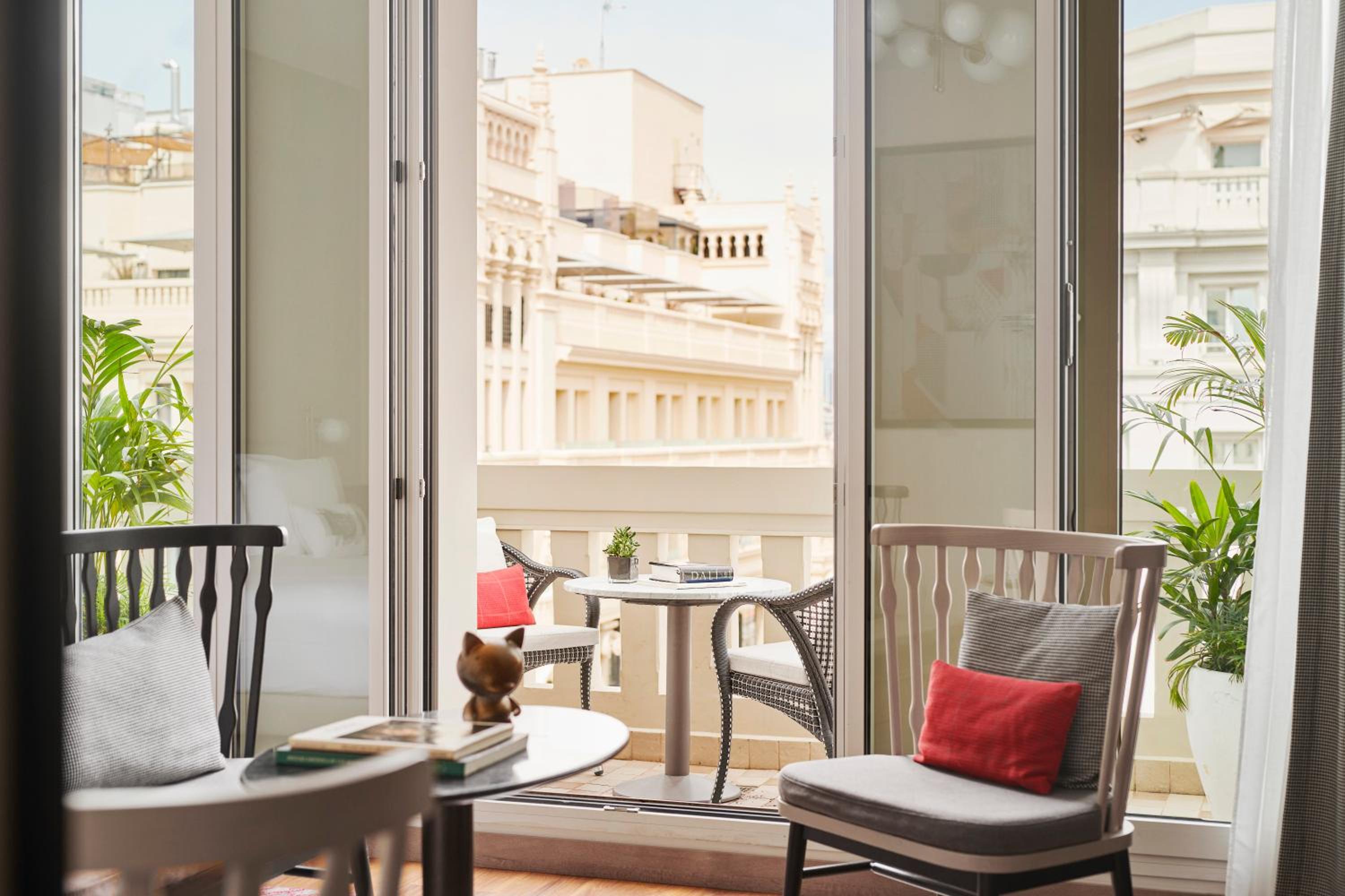 King Room with Terrace and Gran Via View thumbnail 5