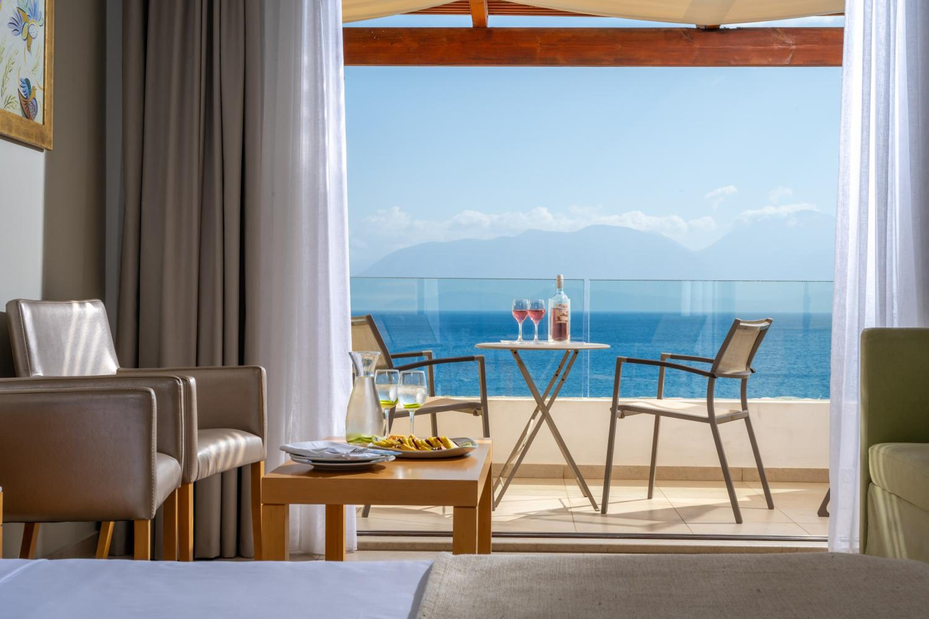 Frontal Deluxe Room with Sea View - Photo 8