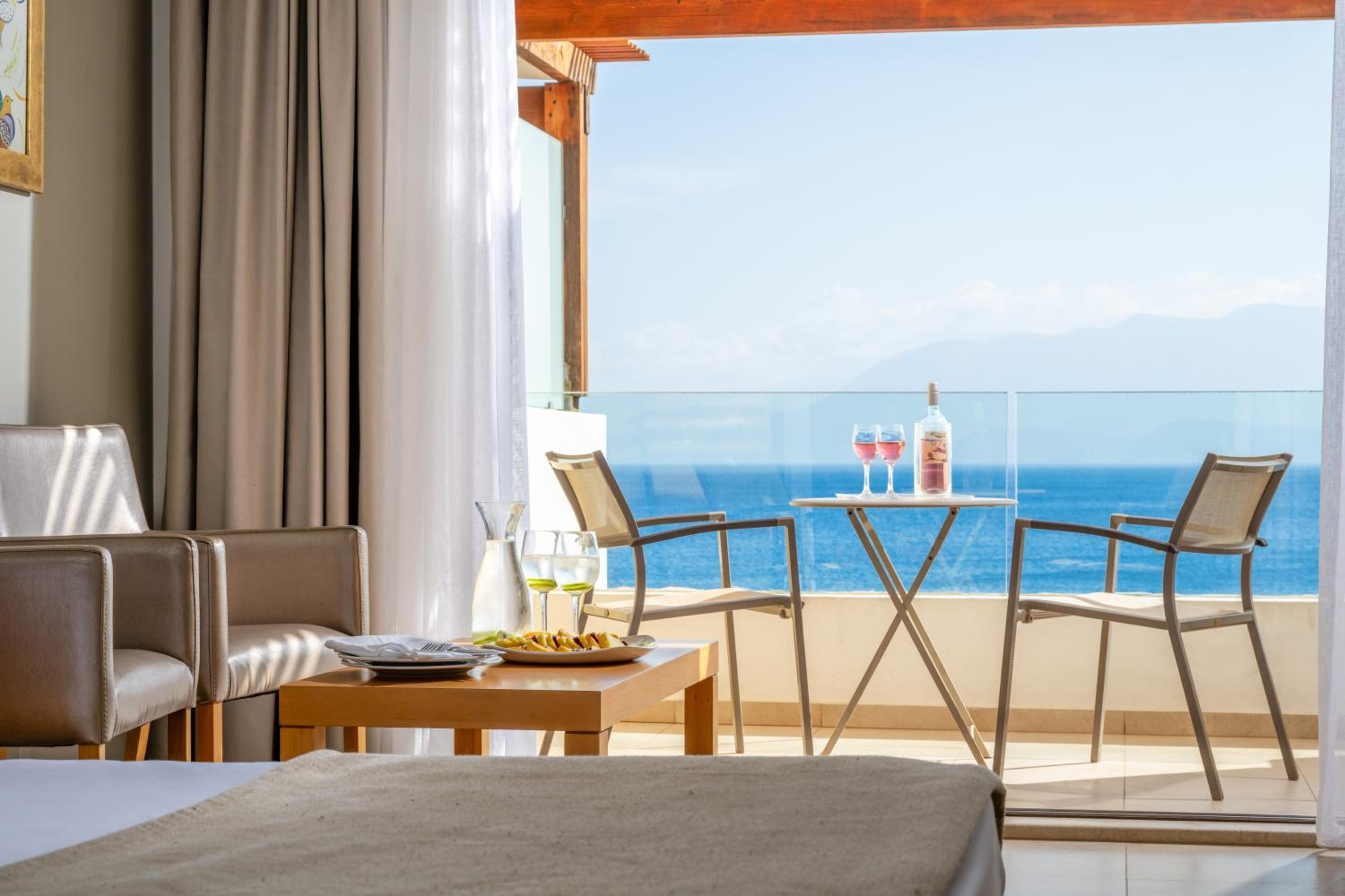 Frontal Deluxe Room with Sea View