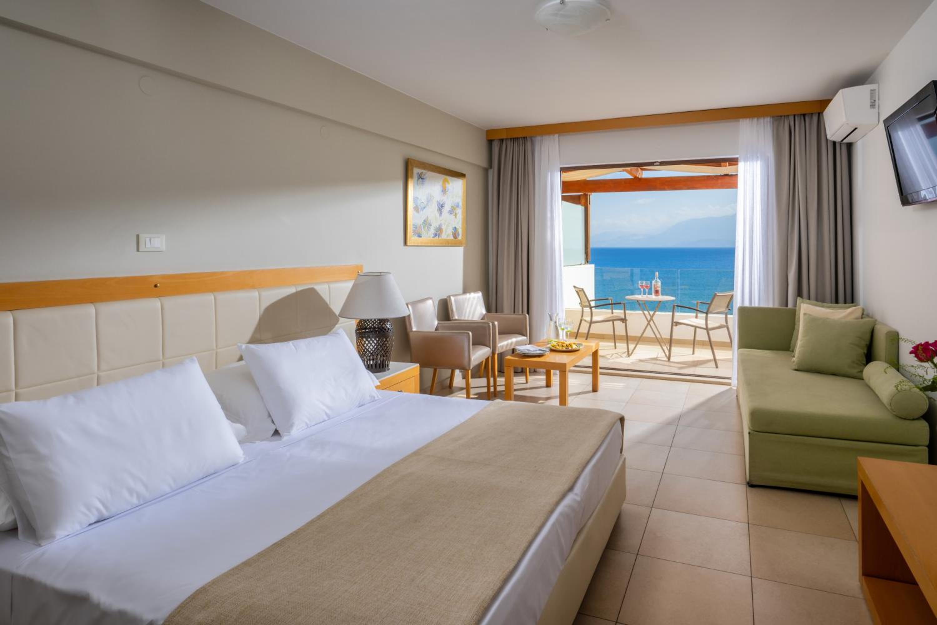 Frontal Deluxe Room with Sea View - Photo 7