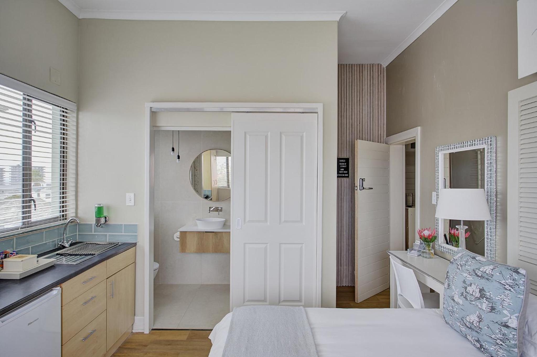 Standard Twin Room - Photo 16