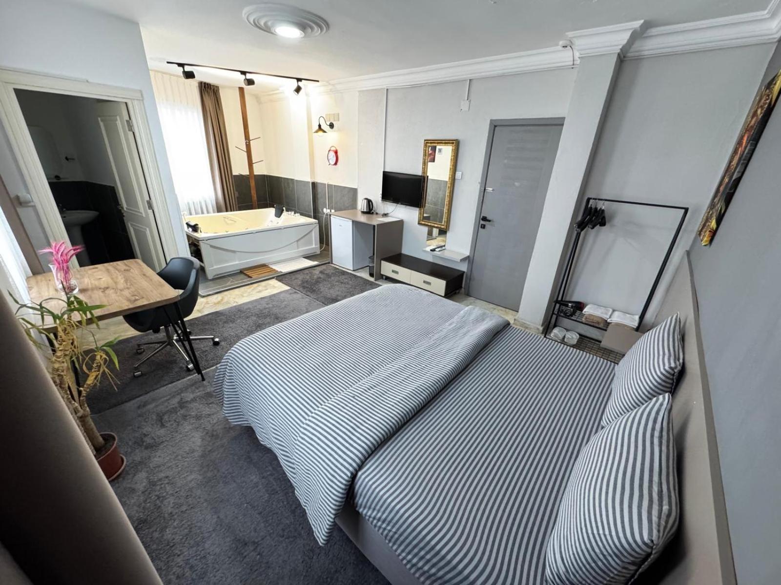 Deluxe Double Room with Bath photo 1