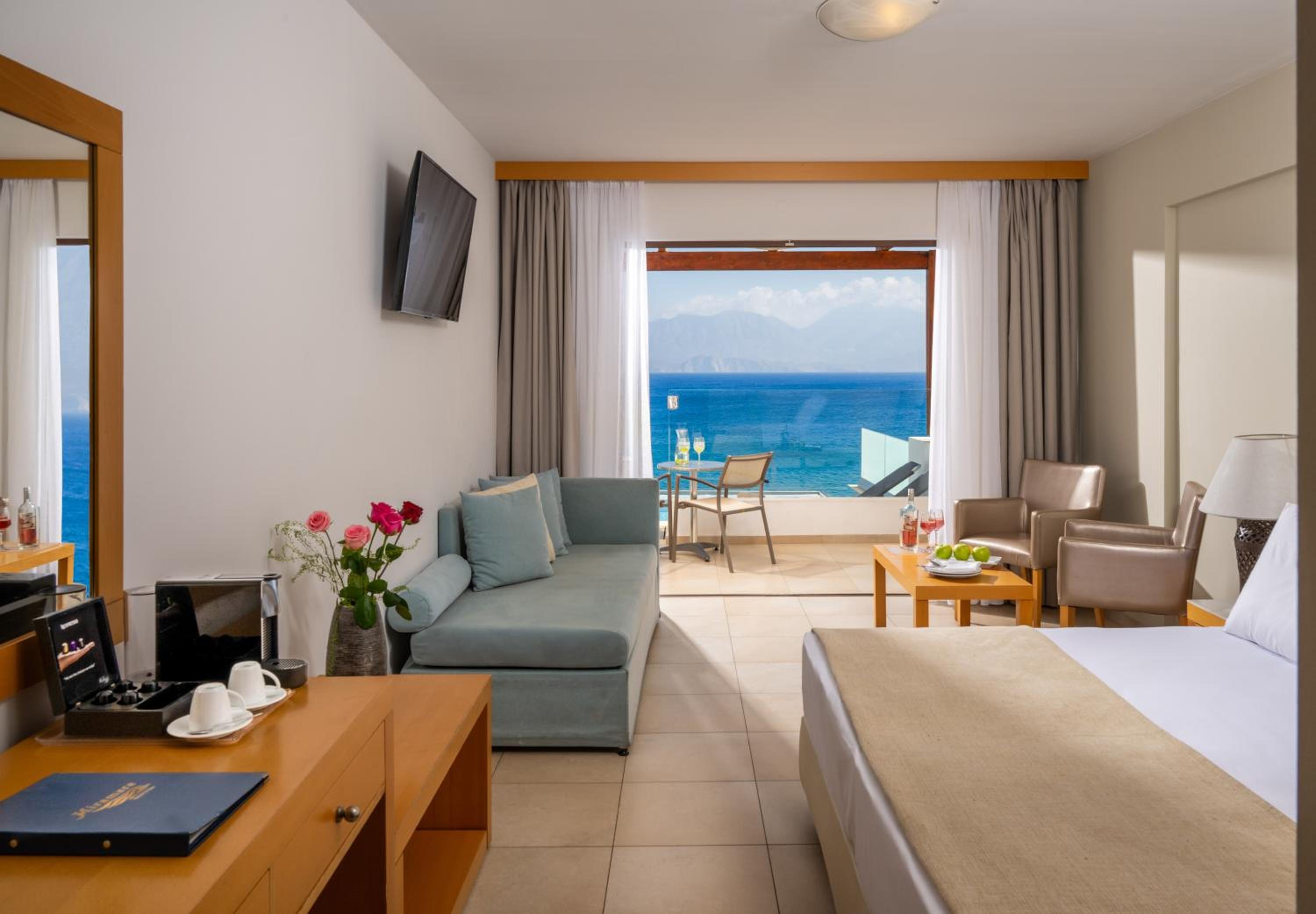 Frontal Deluxe Room with Sea View & Private Pool thumbnail 5