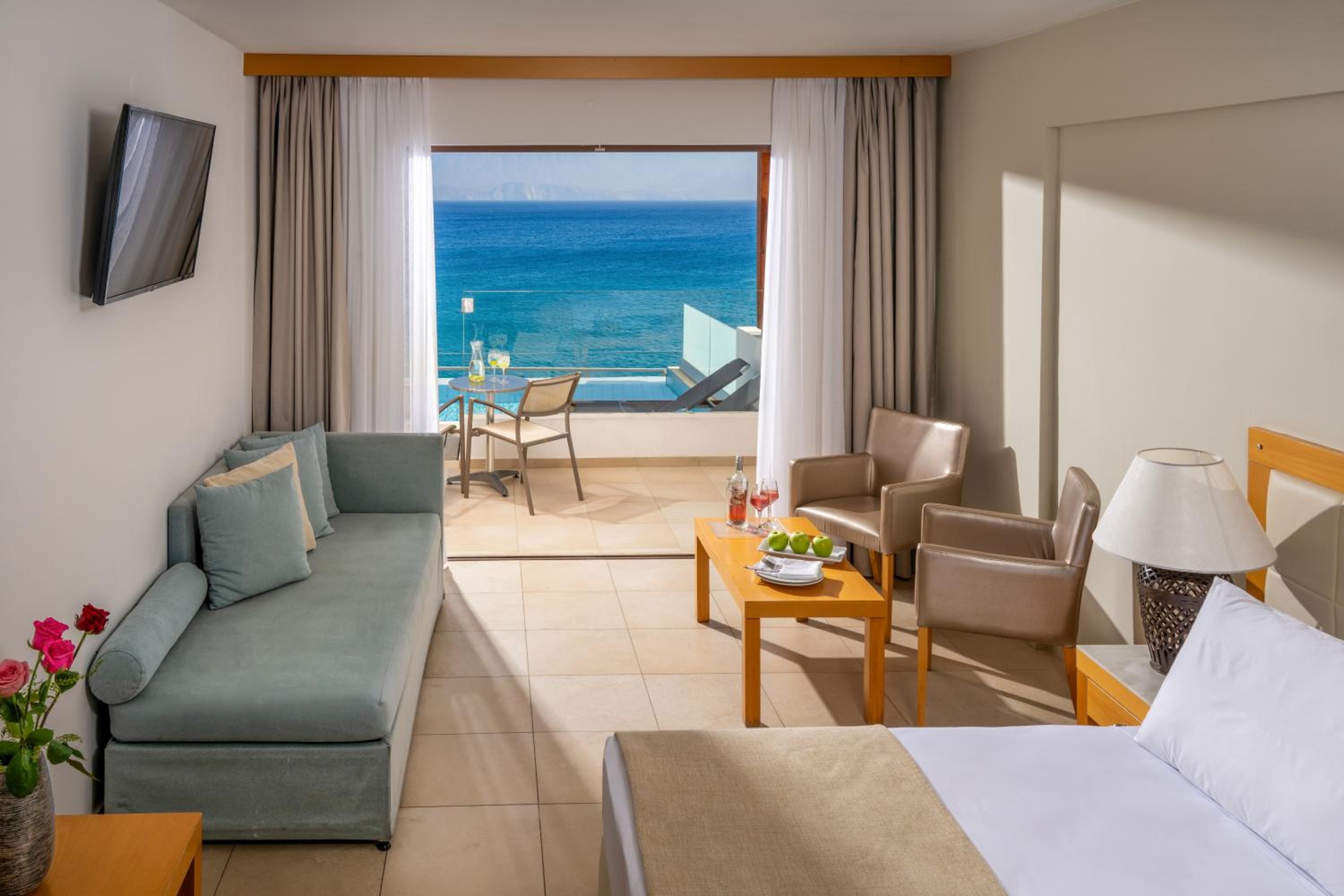 Frontal Deluxe Room with Sea View & Private Pool