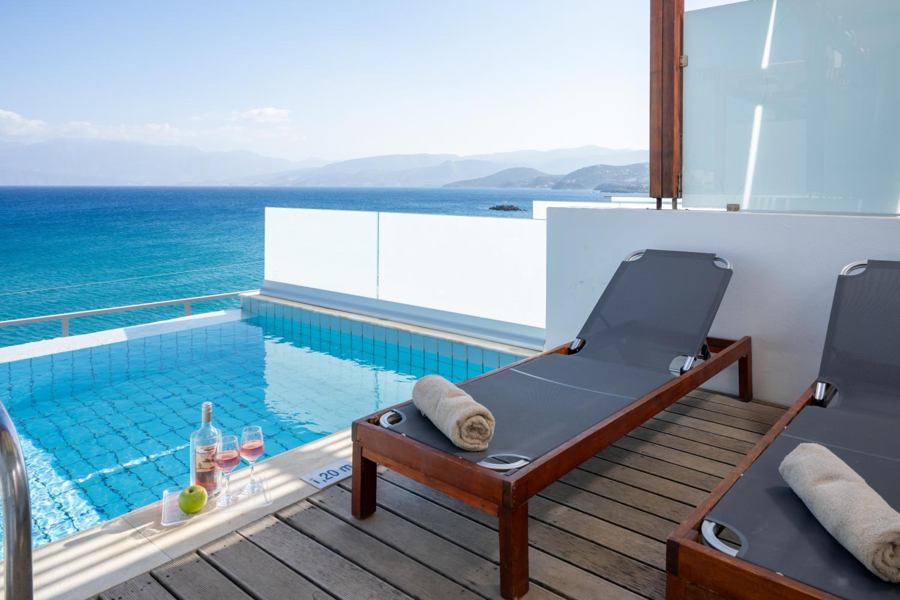 Frontal Deluxe Room with Sea View & Private Pool thumbnail 6