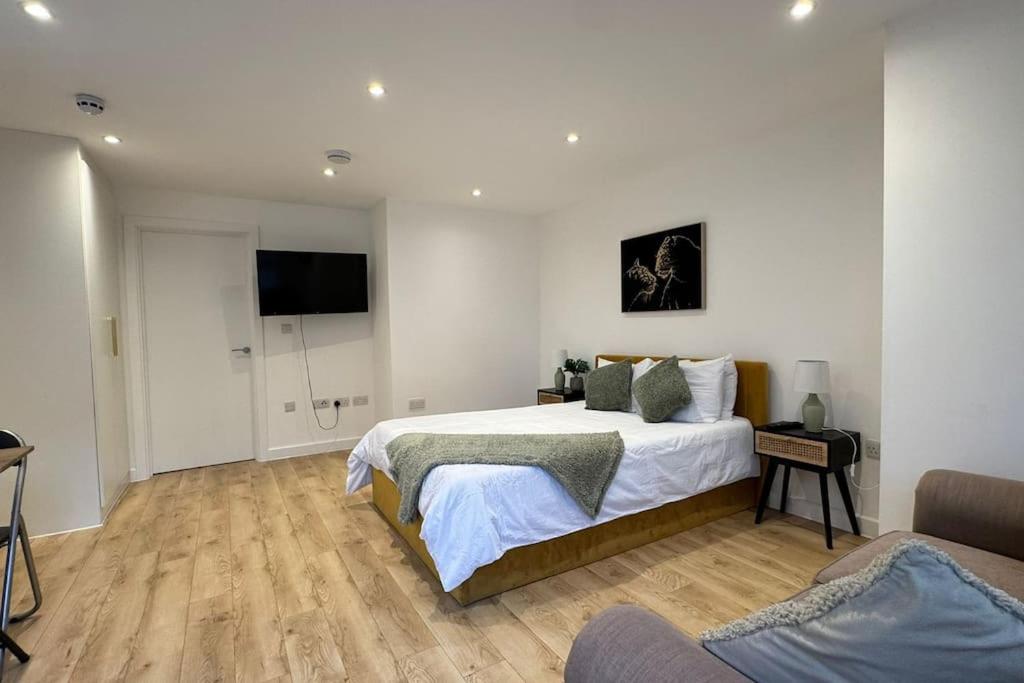 One-Bedroom Apartment photo 1