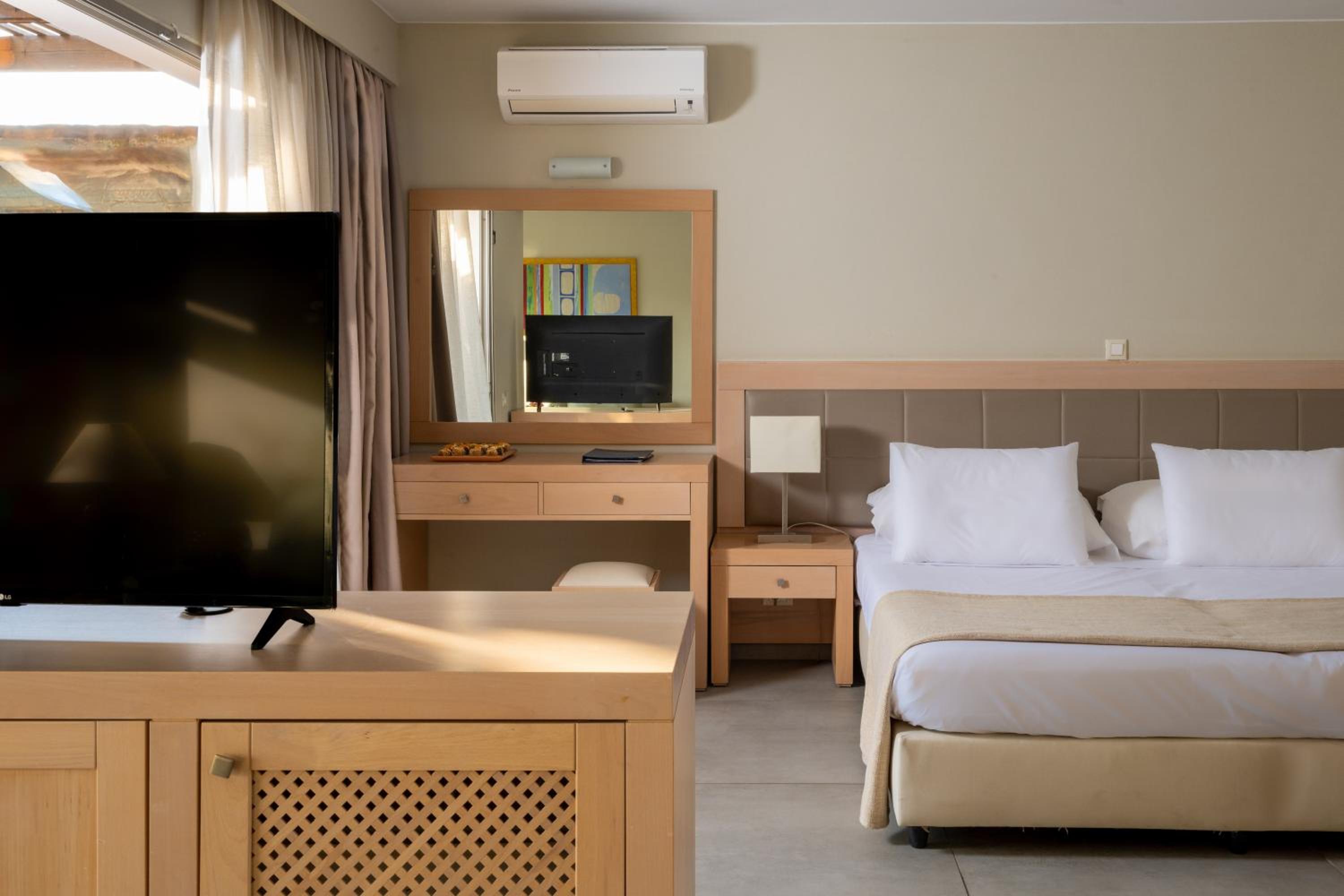 Suite with Side Sea View & Private Pool