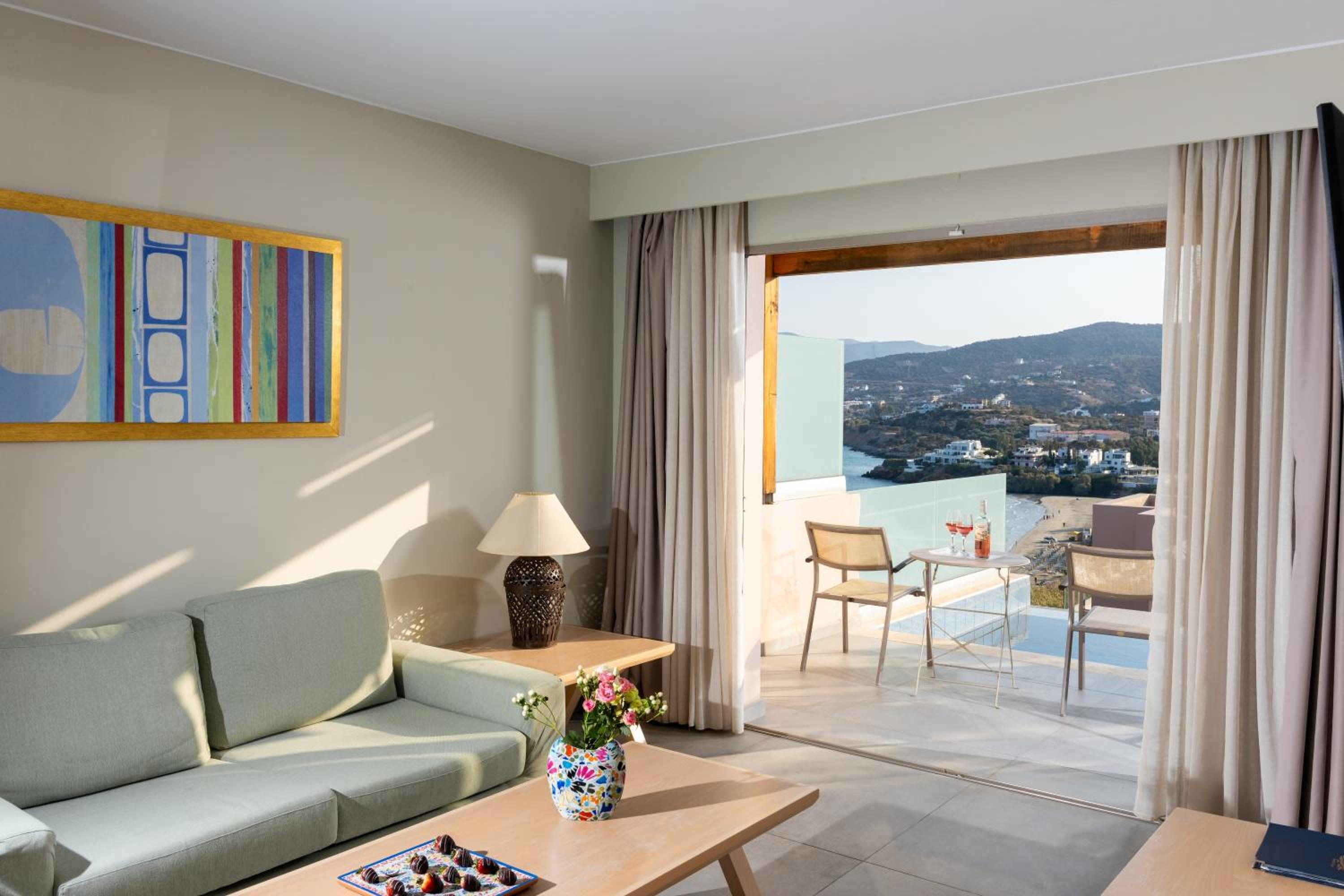 Suite with Side Sea View & Private Pool - Photo 9