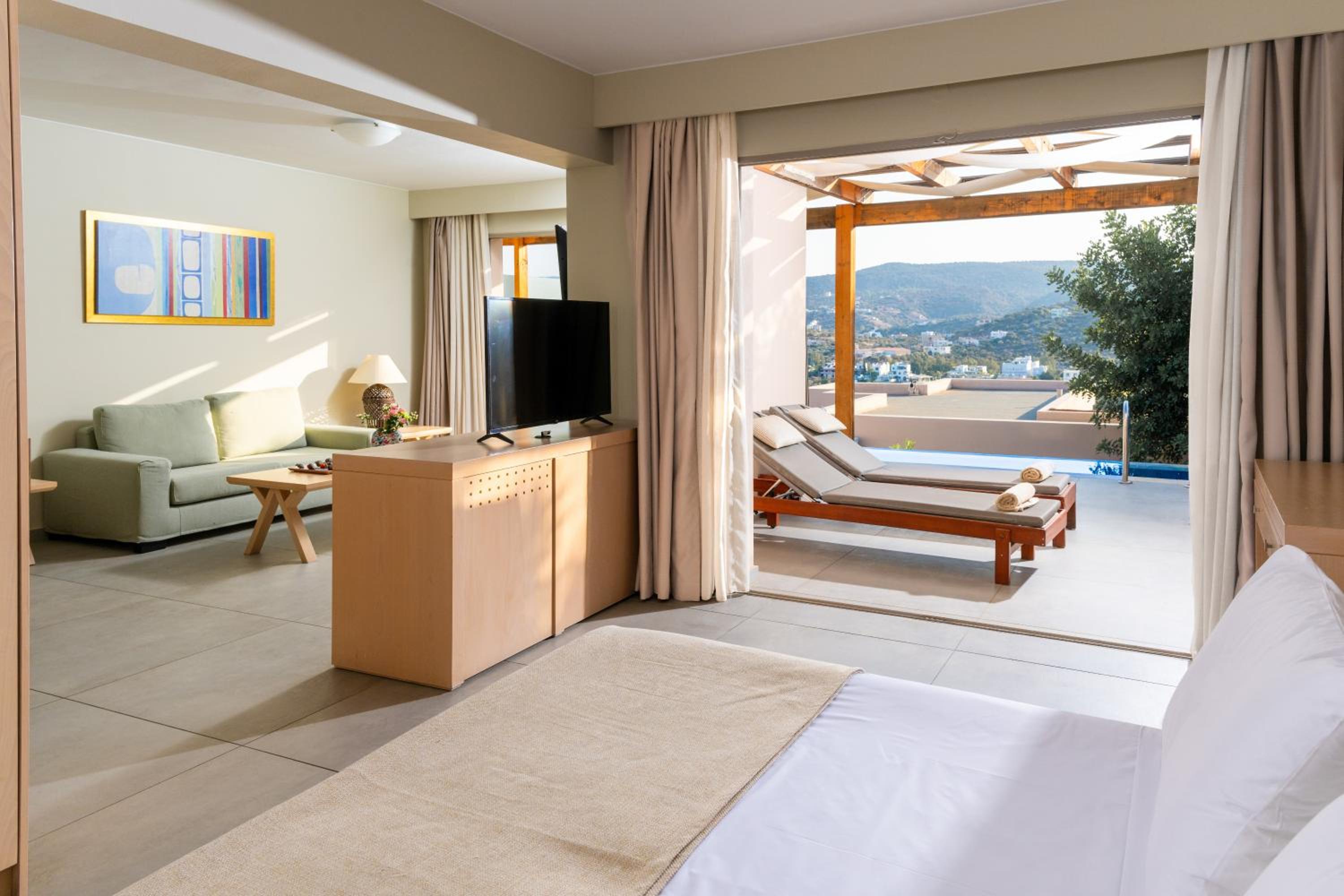 Suite with Side Sea View & Private Pool - Photo 8