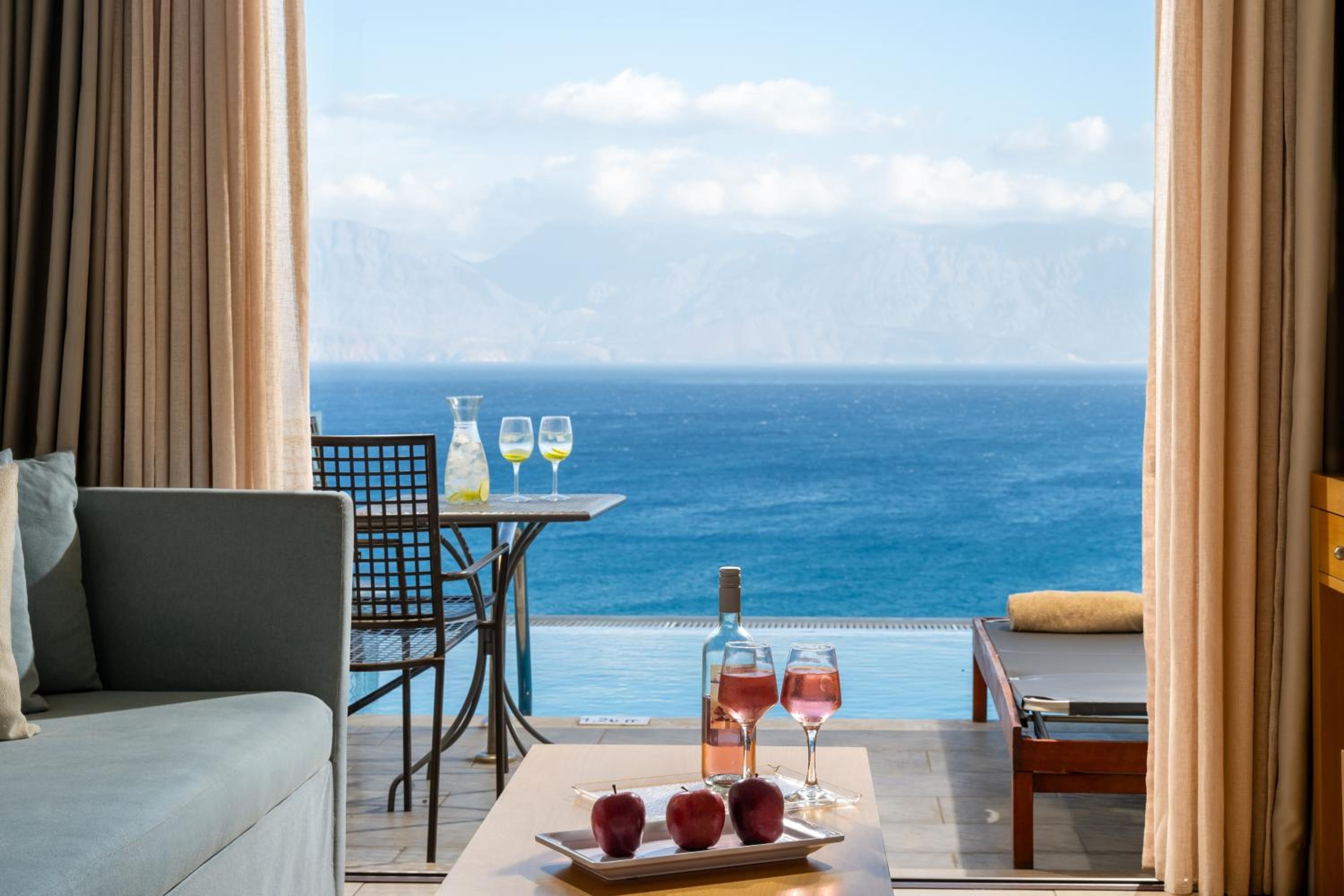 Superior Room with Sea View & Private Pool thumbnail 5