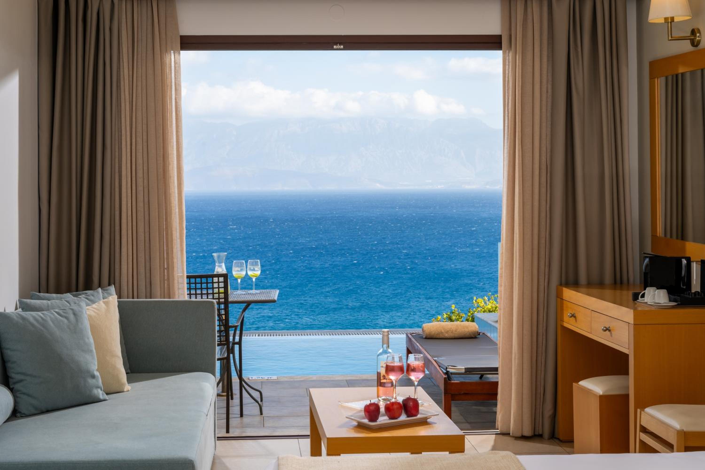 Superior Room with Sea View & Private Pool thumbnail 6