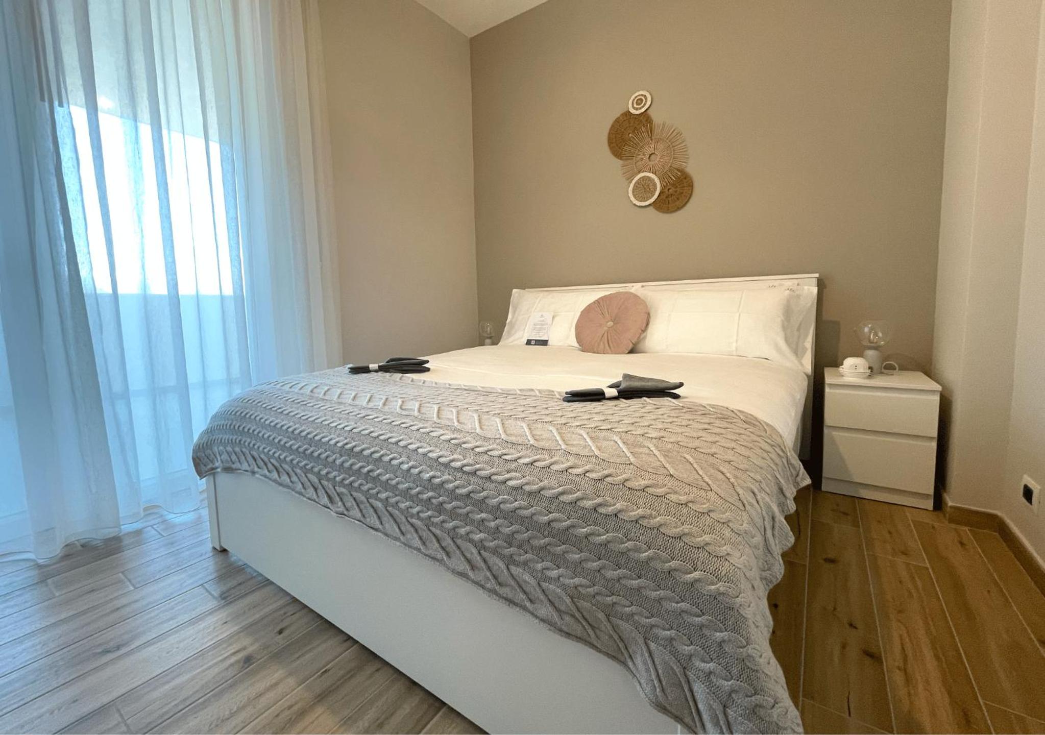 Deluxe Double Room with Side Sea View