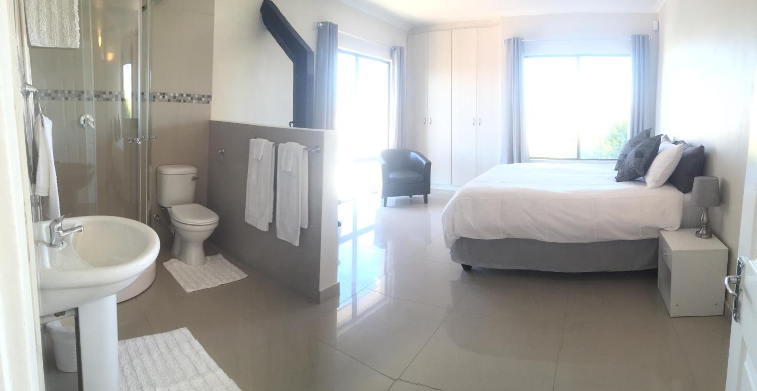 Five-Bedroom House photo 1