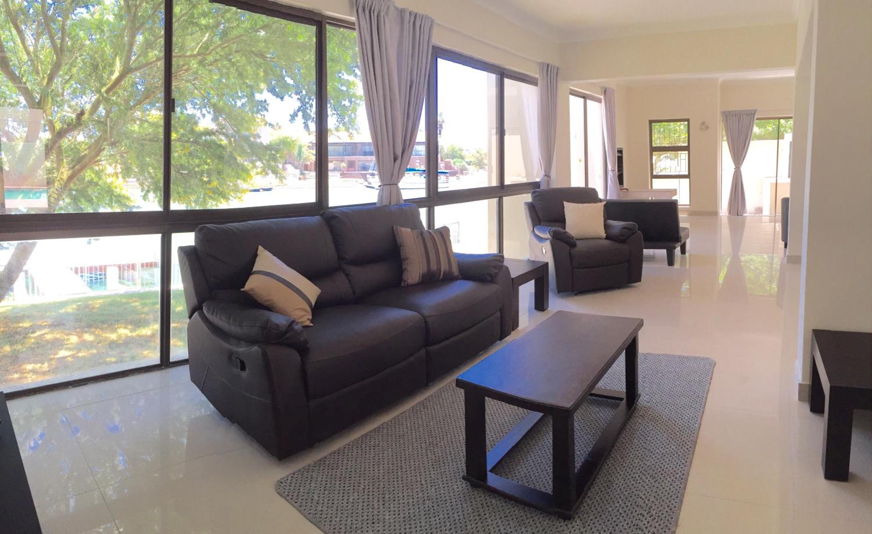 Five-Bedroom House photo 2