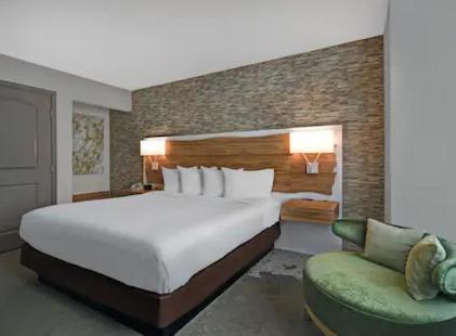King Room with City View - Photo 3