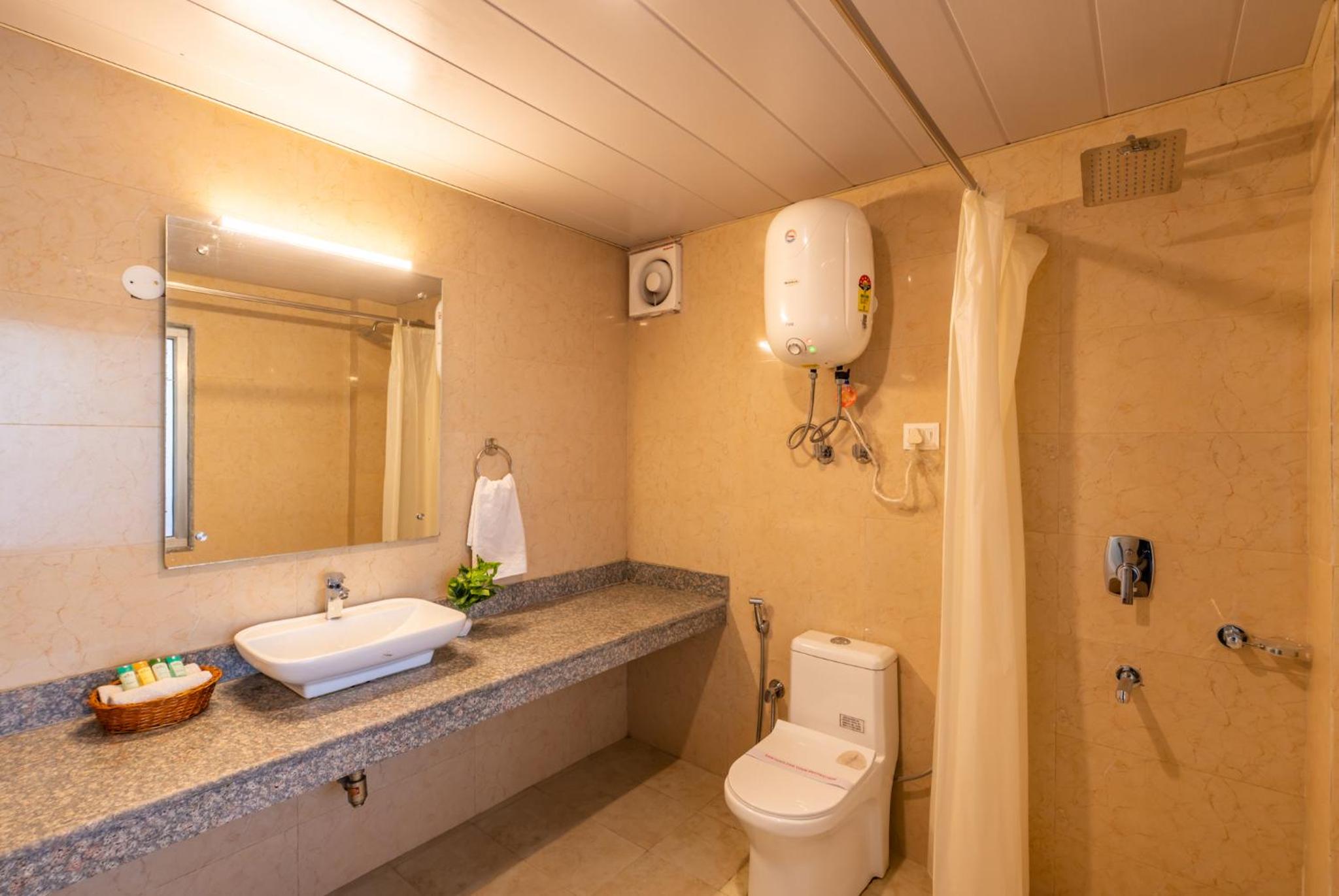 Deluxe Double Room with Balcony - Photo 15