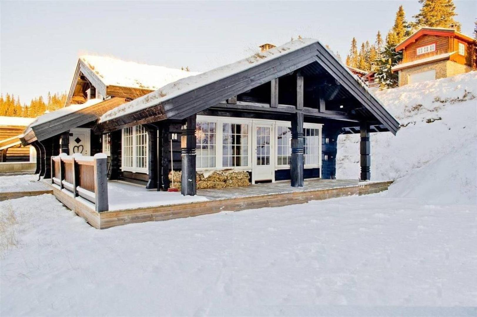 Five-Bedroom House photo 2