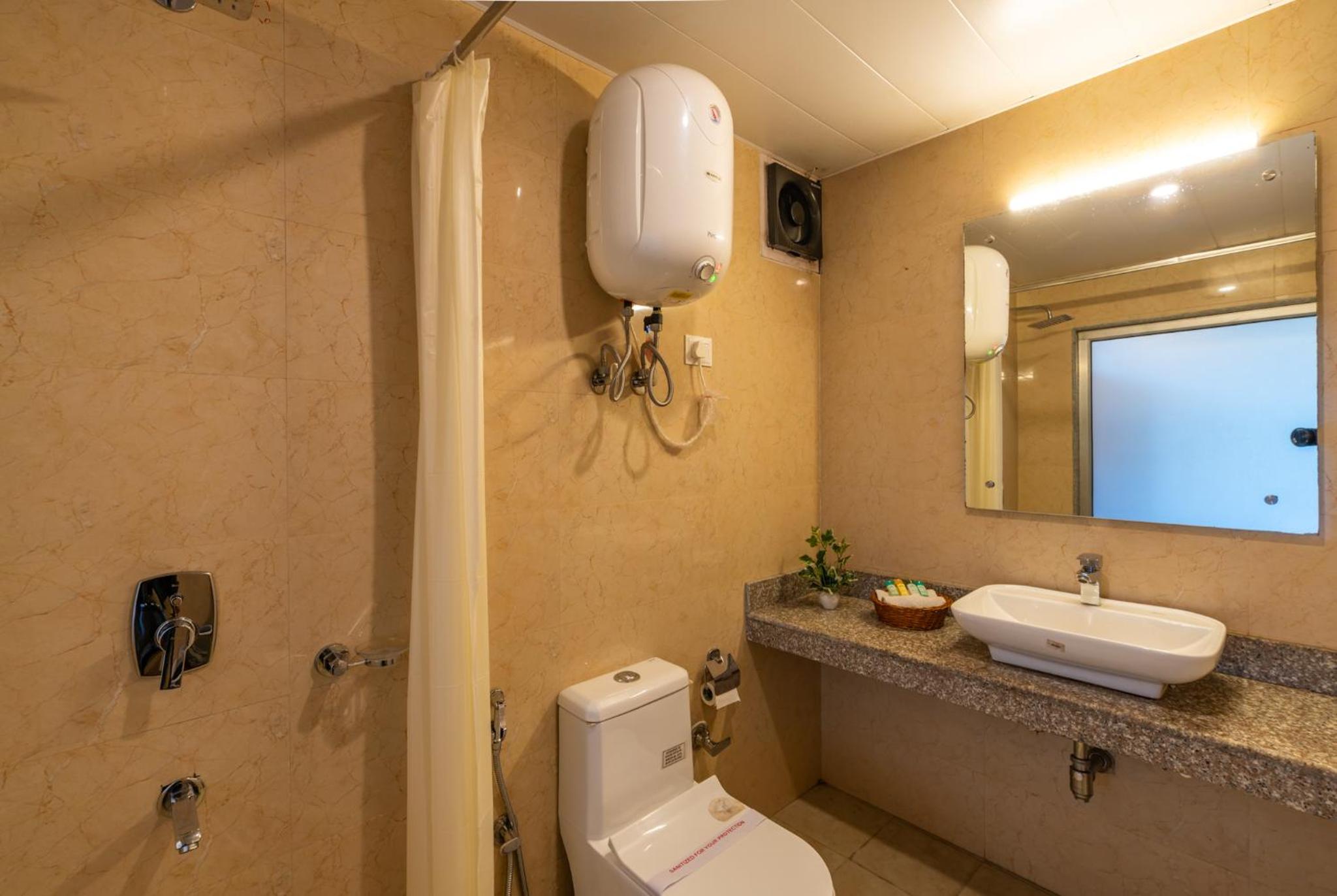 Deluxe Double Room with Balcony - Photo 8