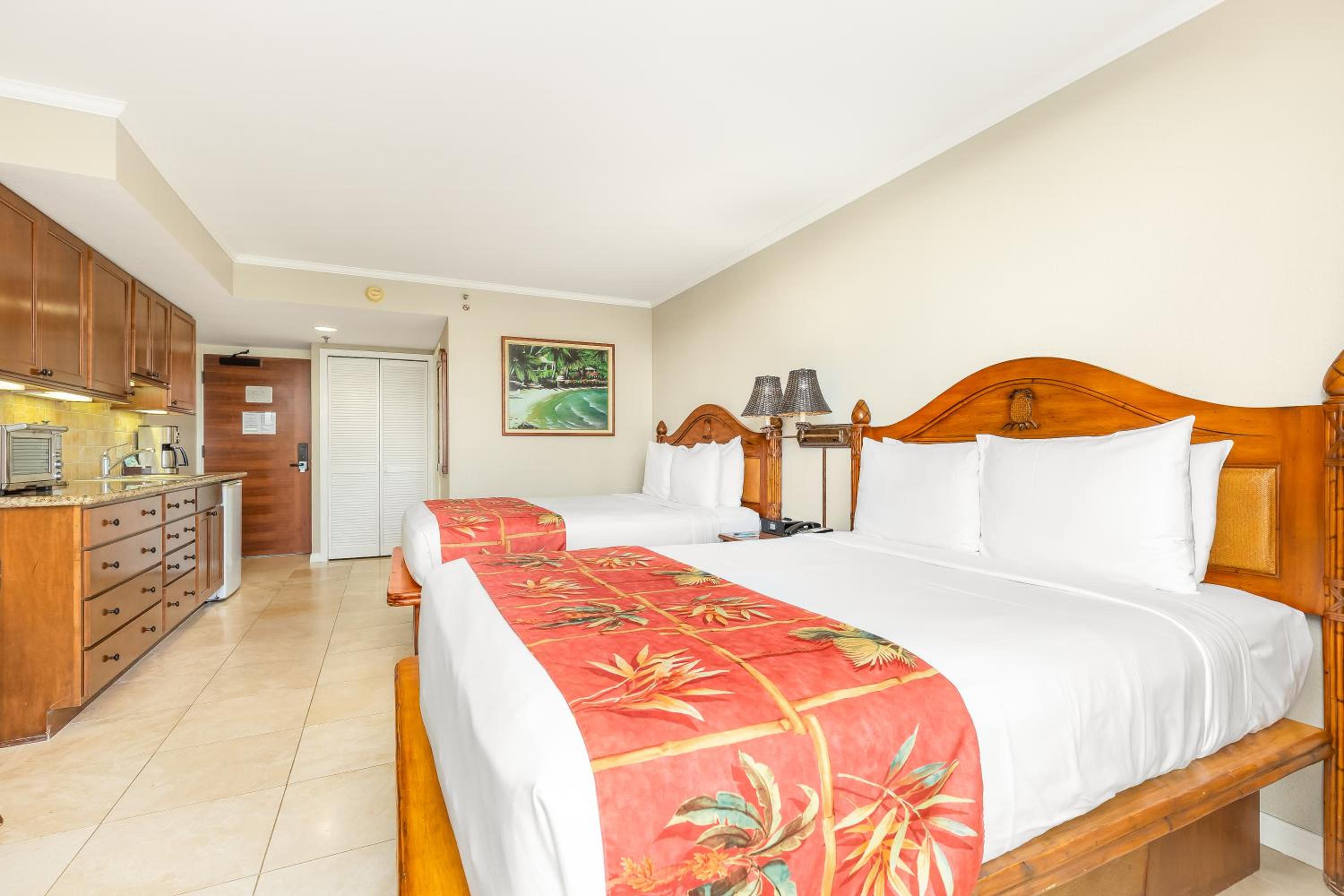 Partial Ocean View Studio Suite with Two Queen Beds and Kitchenette - Photo 4