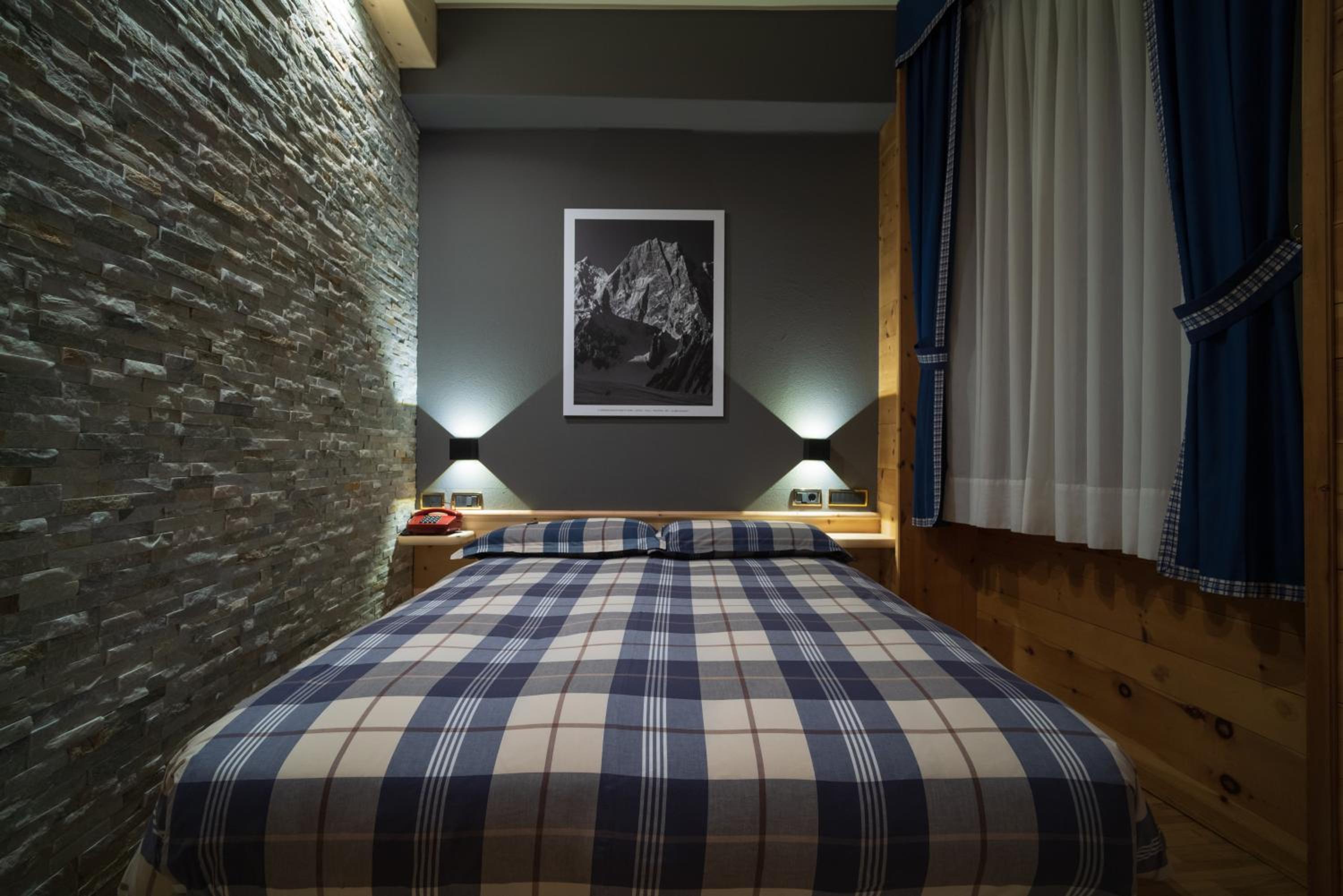 Queen Room photo 1