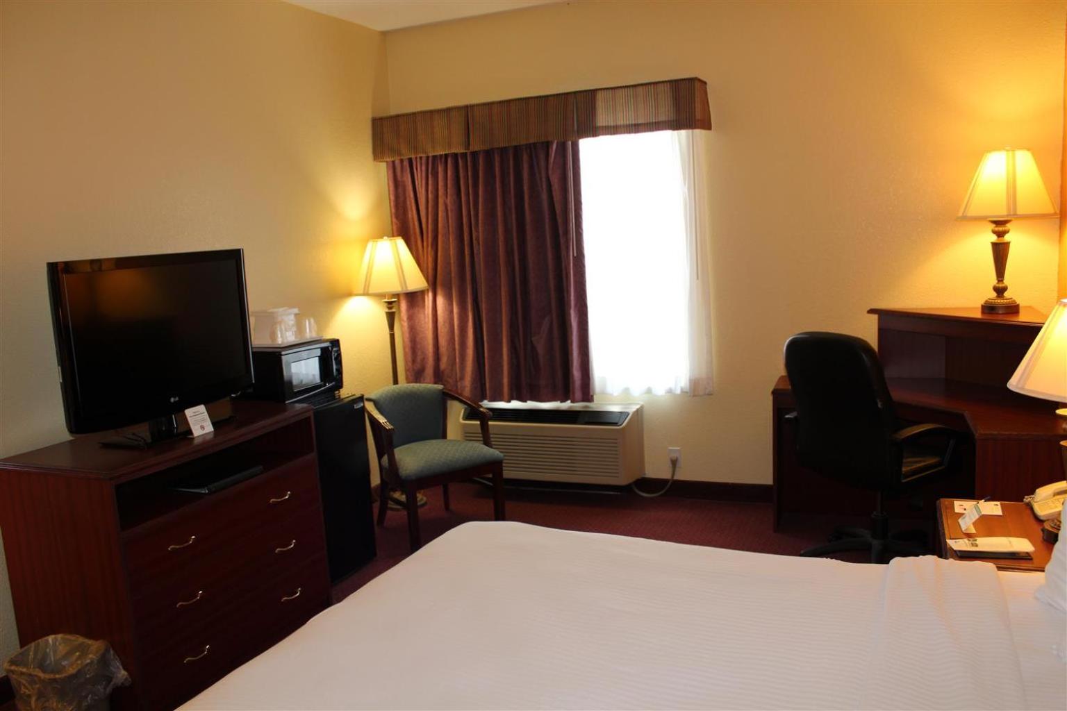 Large Queen Room with Two Queen Beds - Non-Smoking - Photo 3