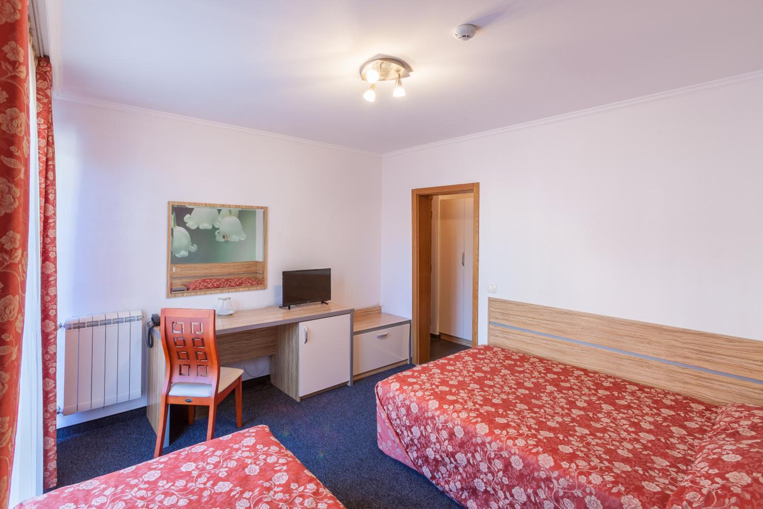 Double Room with Extra Bed (3 Adults) - Photo 4