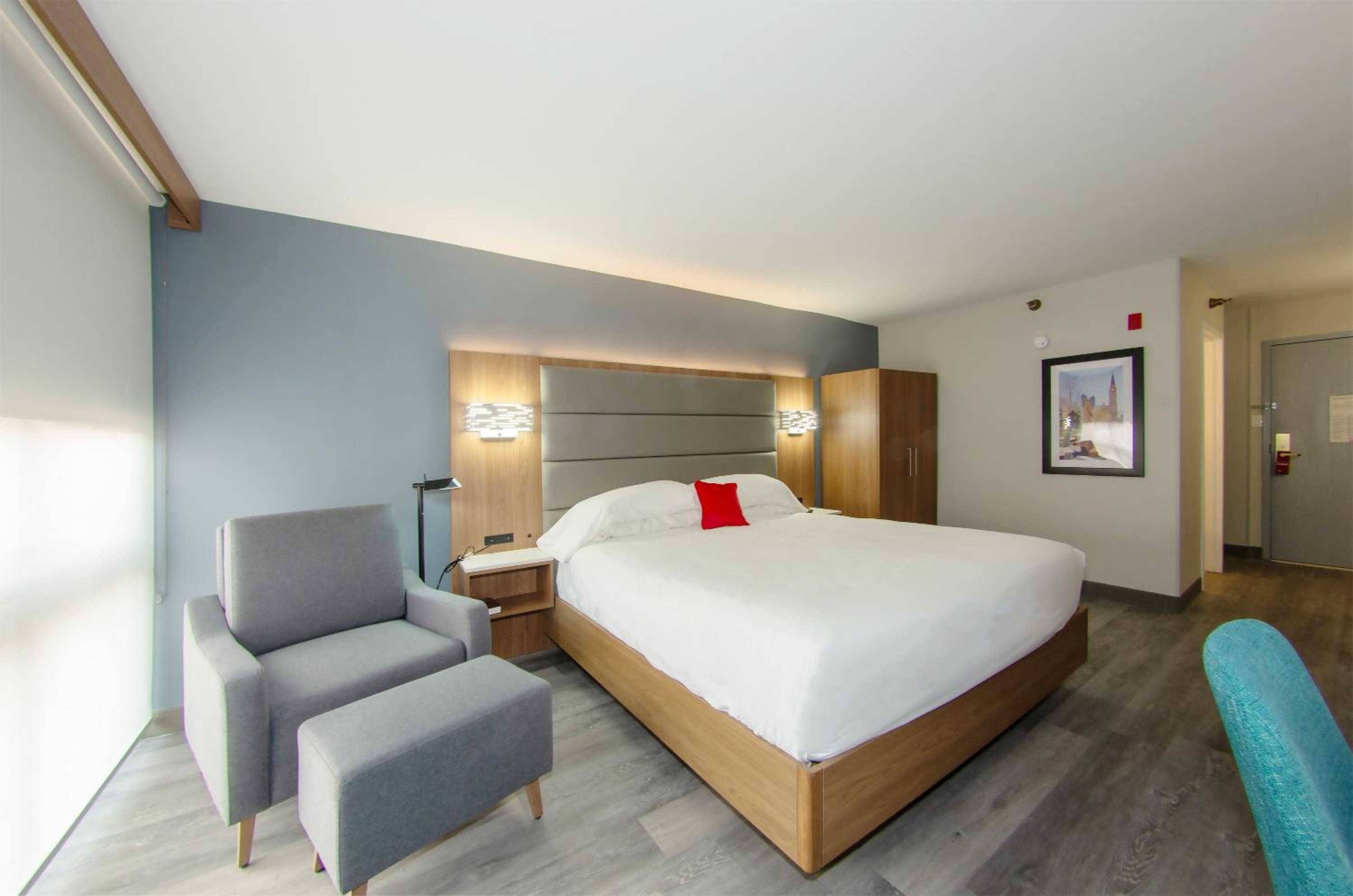 Deluxe King Accessible Pet Friendly - Photo 1