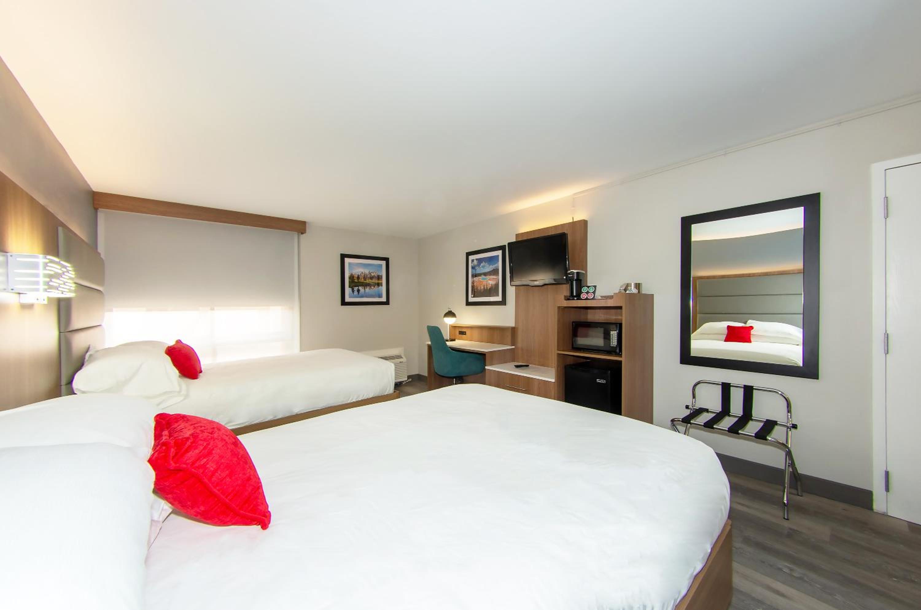Deluxe Two Queen Beds - Photo 2
