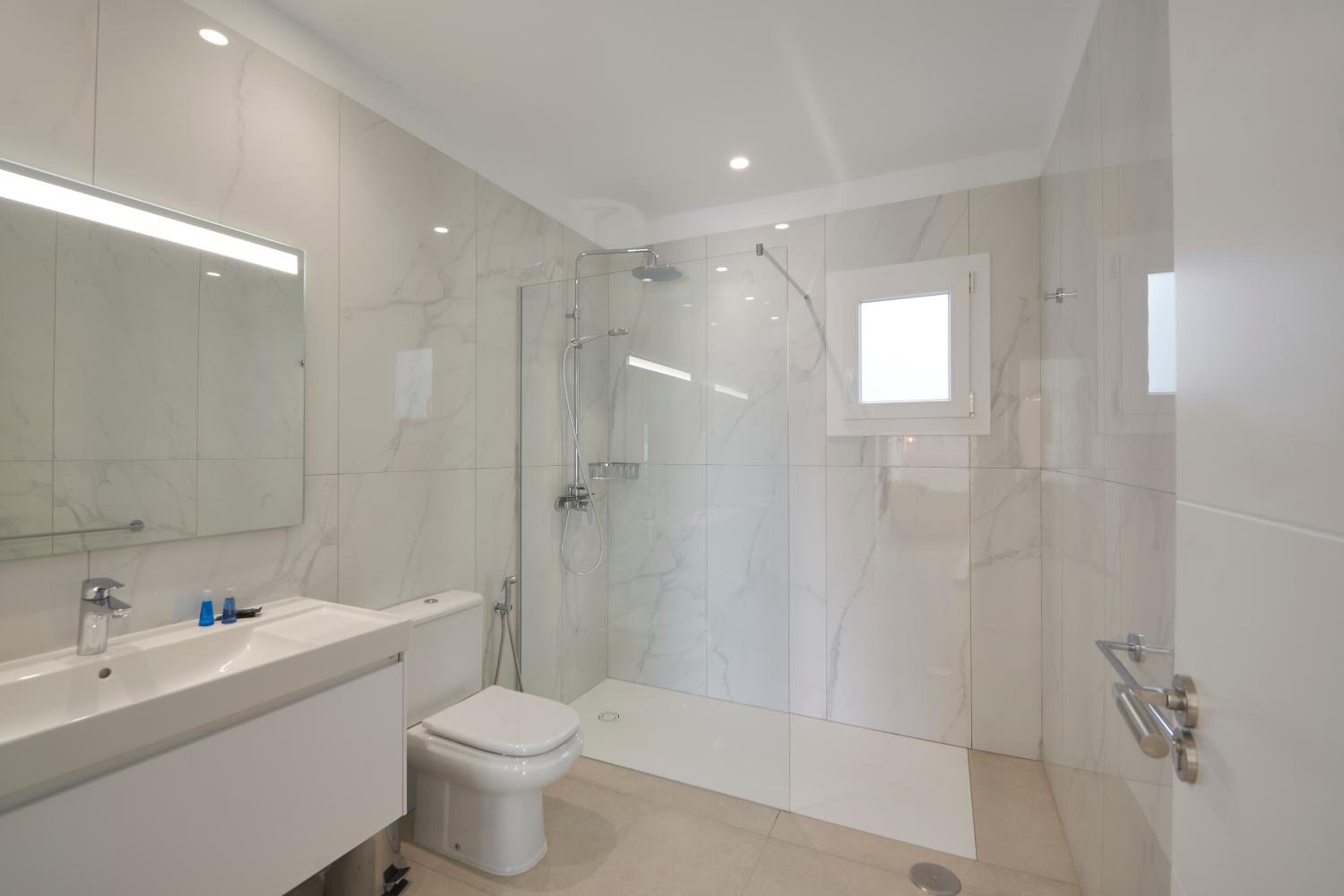 One-Bedroom Apartment with Sea View photo 2