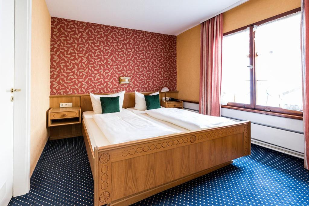 Large Double Room - Photo 1