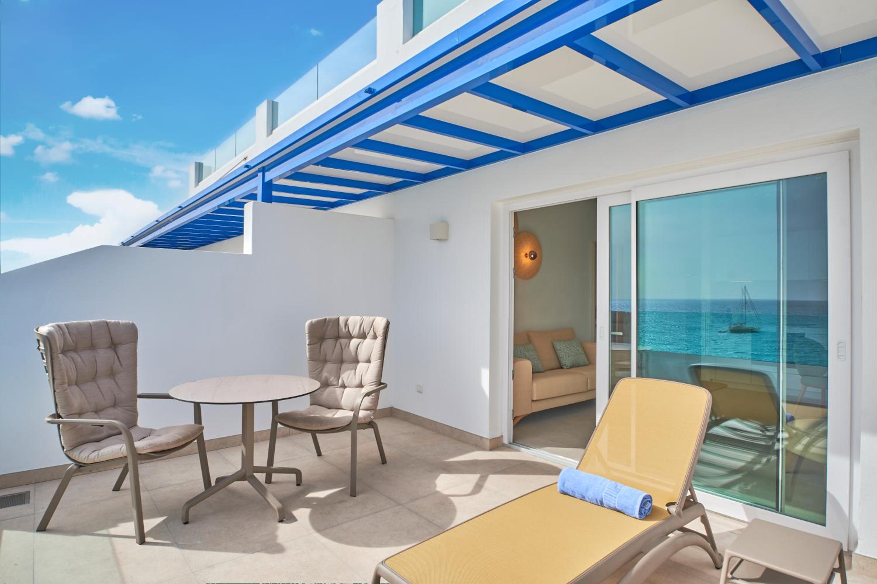 One-Bedroom Apartment with Sea View and Balcony photo 3
