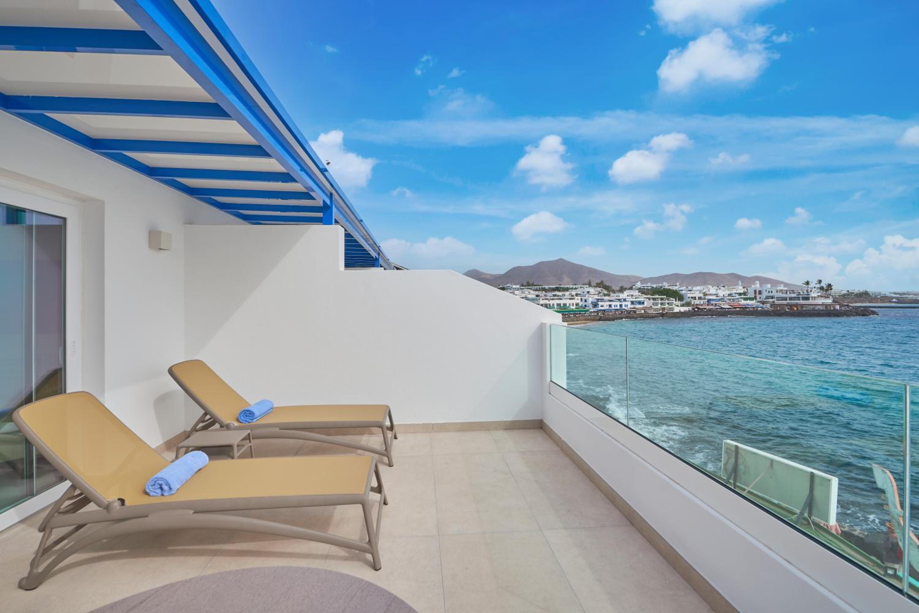 One-Bedroom Apartment with Sea View and Balcony photo 2