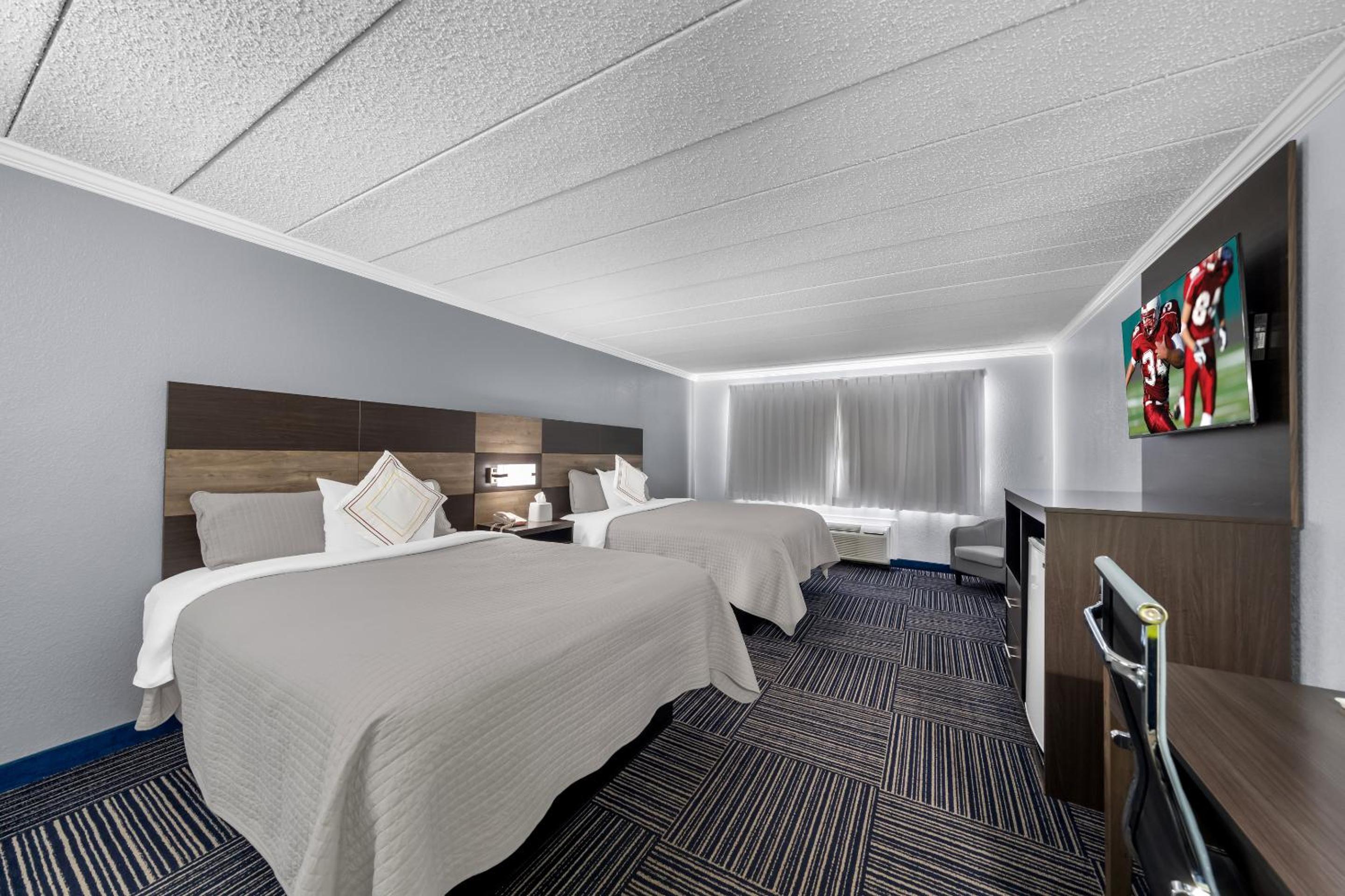 Deluxe Room with Two Queen Beds Smoke Free - Photo 2