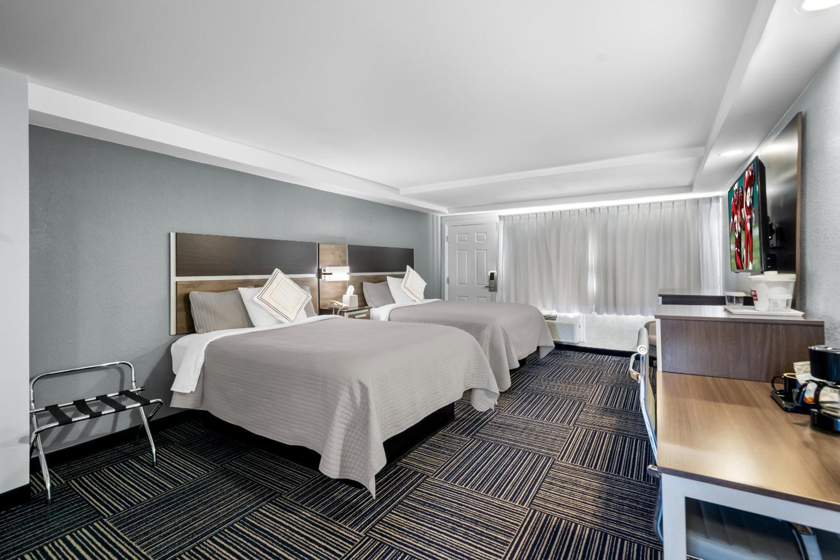 Deluxe Room with Two Queen Beds Smoke Free - Photo 3