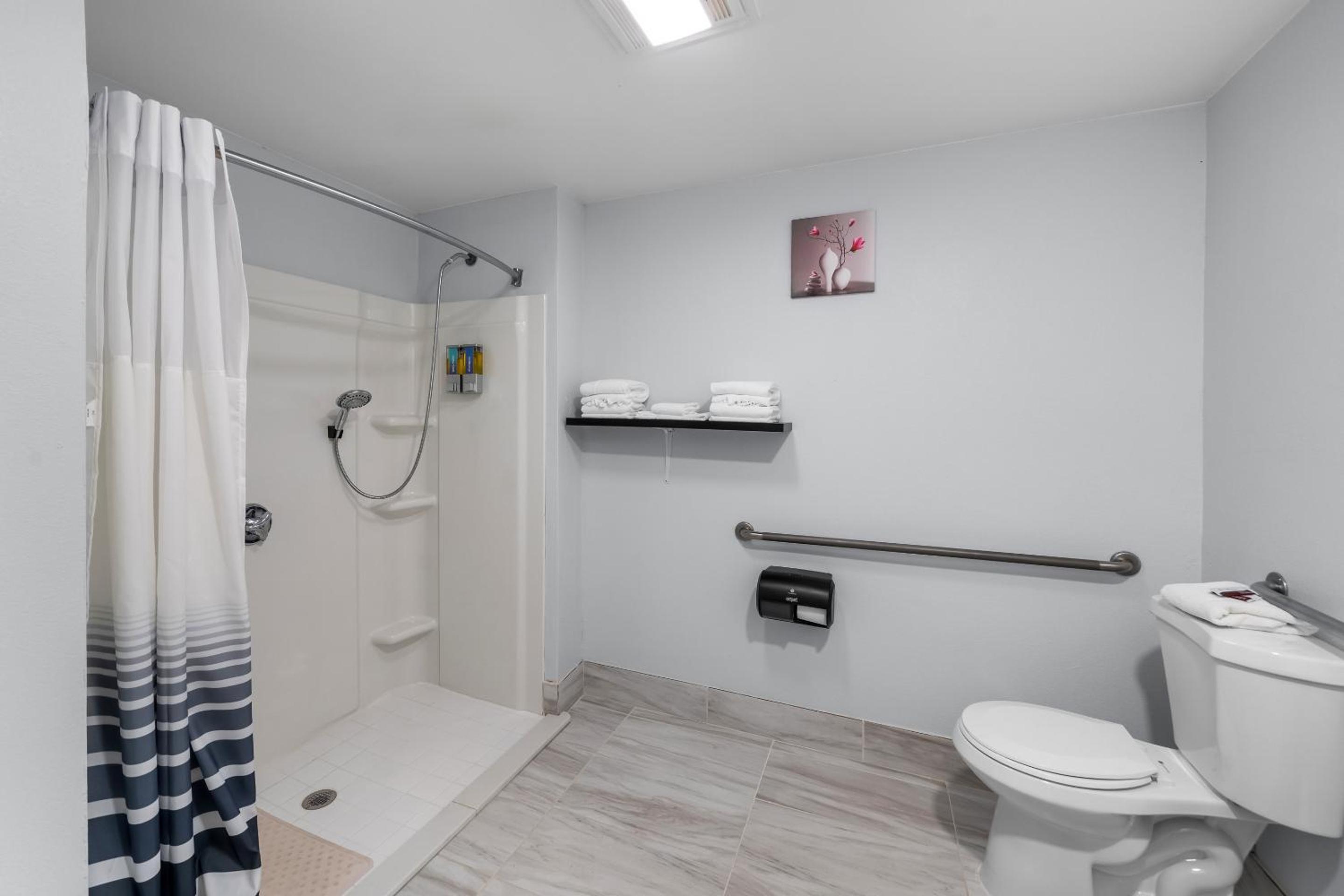 Superior King Room Disability Access Roll-In Shower Smoke Free - Photo 4