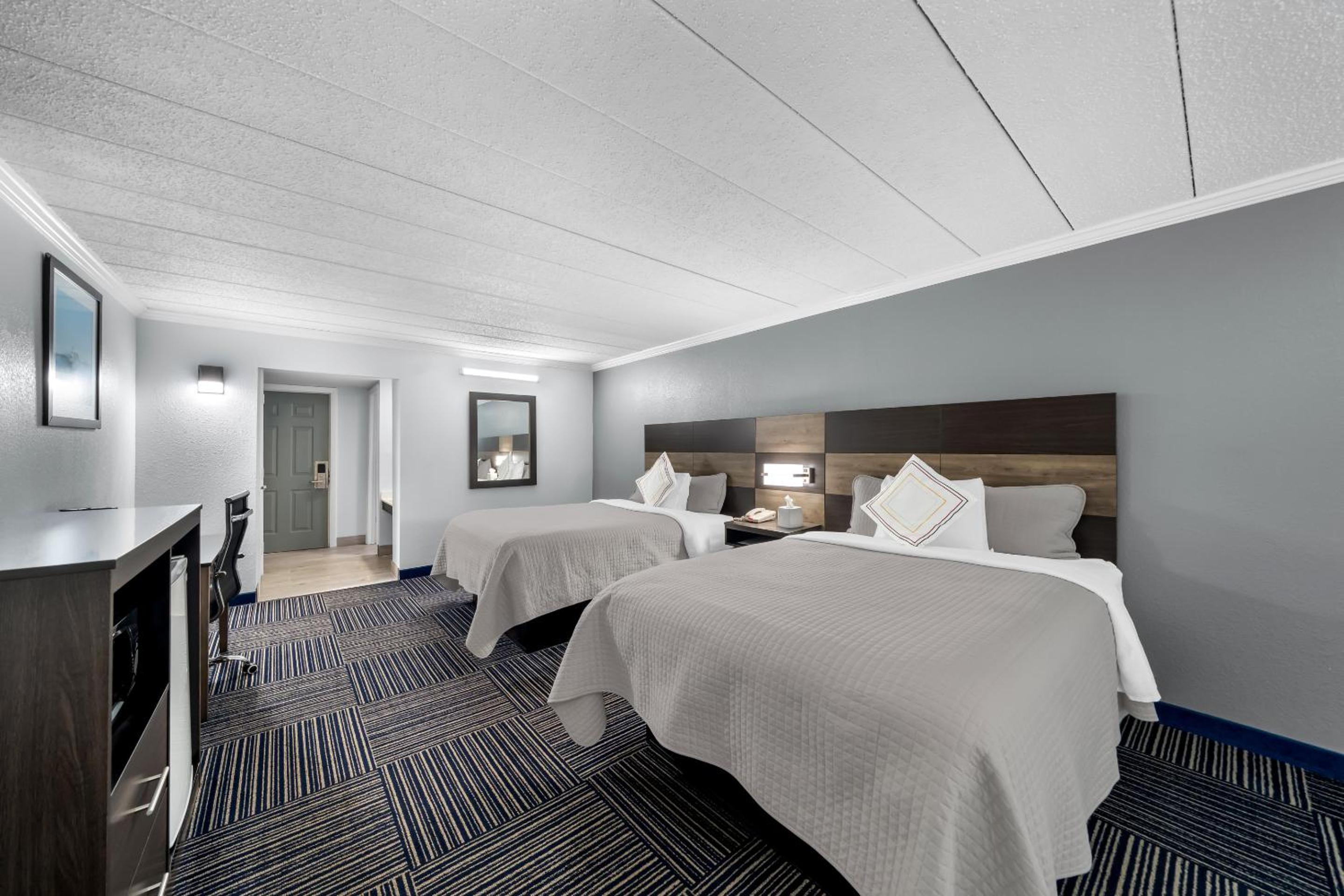 Deluxe Room with Two Queen Beds Smoke Free - Photo 6