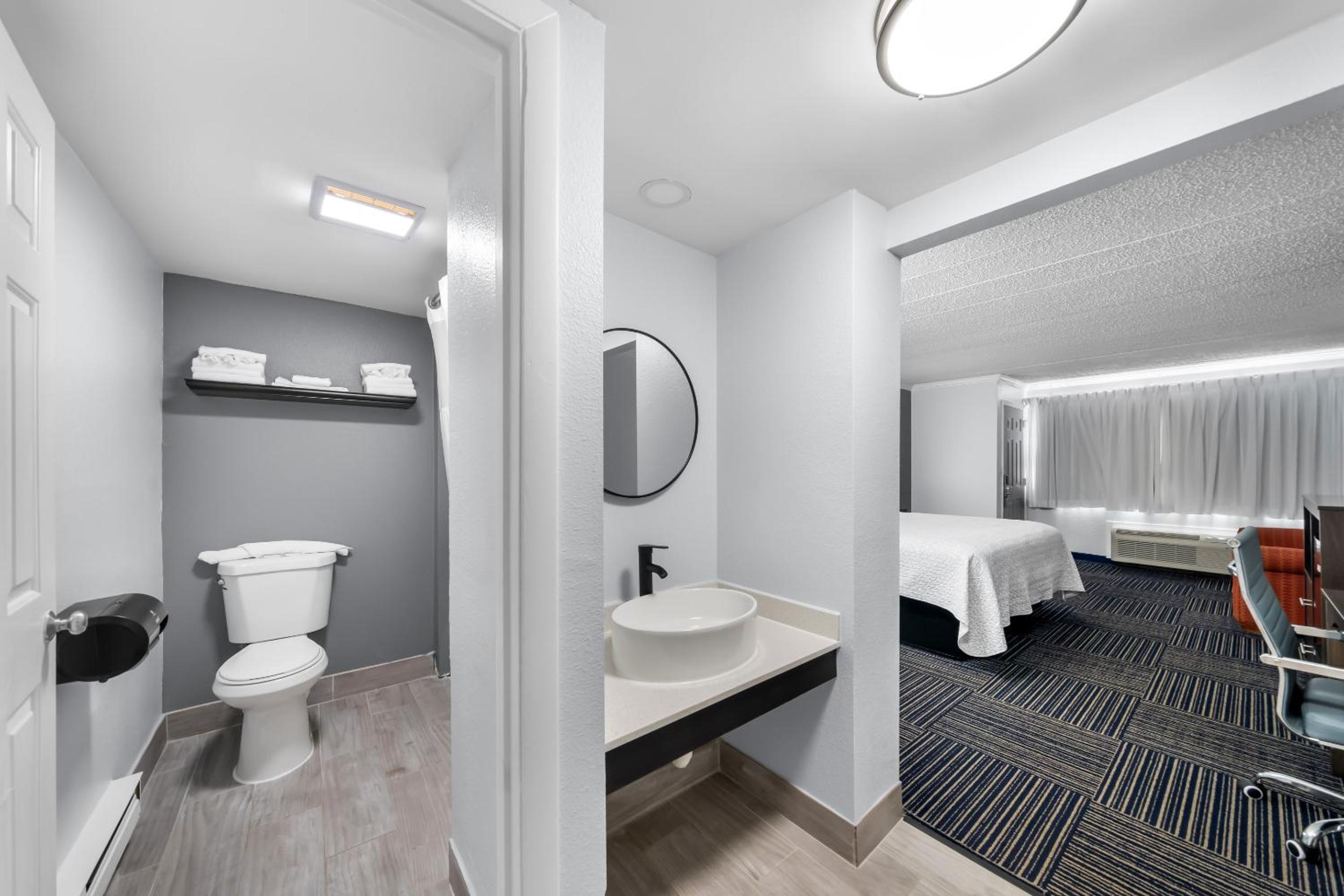 Townhouse Suite with One King and Two Queen Beds Smoke Free - Photo 3