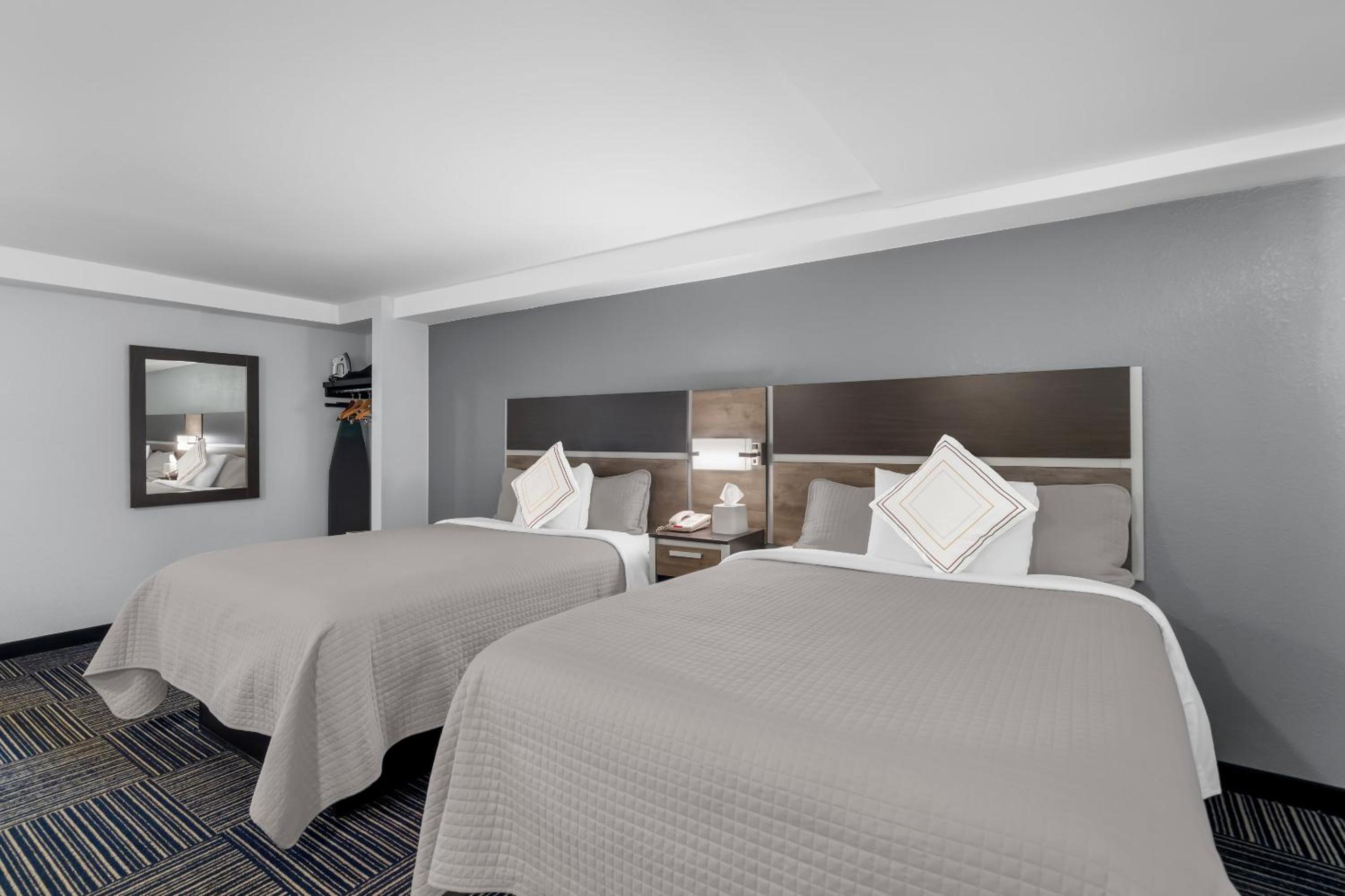 Deluxe Room with Two Queen Beds Smoke Free - Photo 8