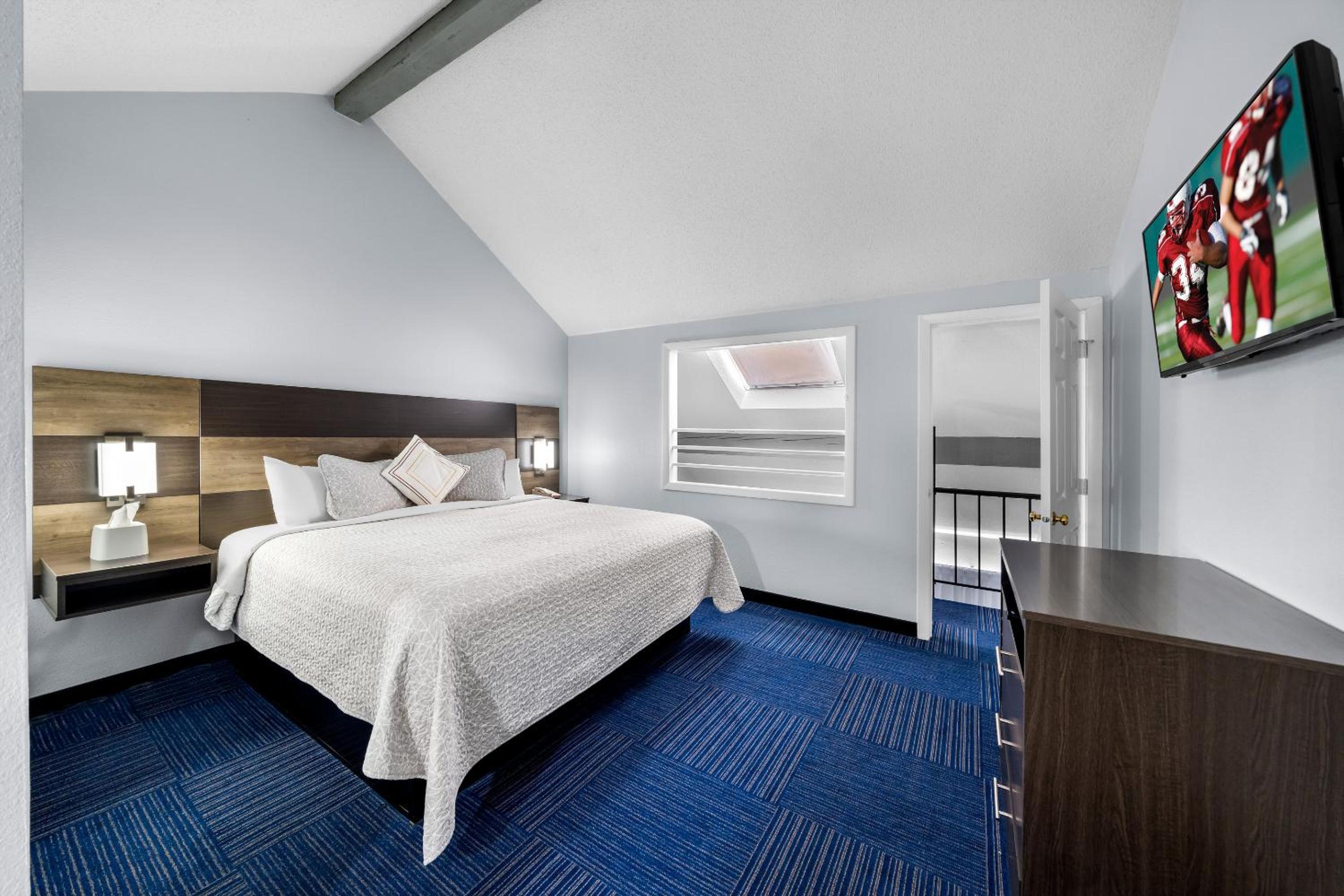 Townhouse Suite with Two King Beds Smoke Free - Photo 4