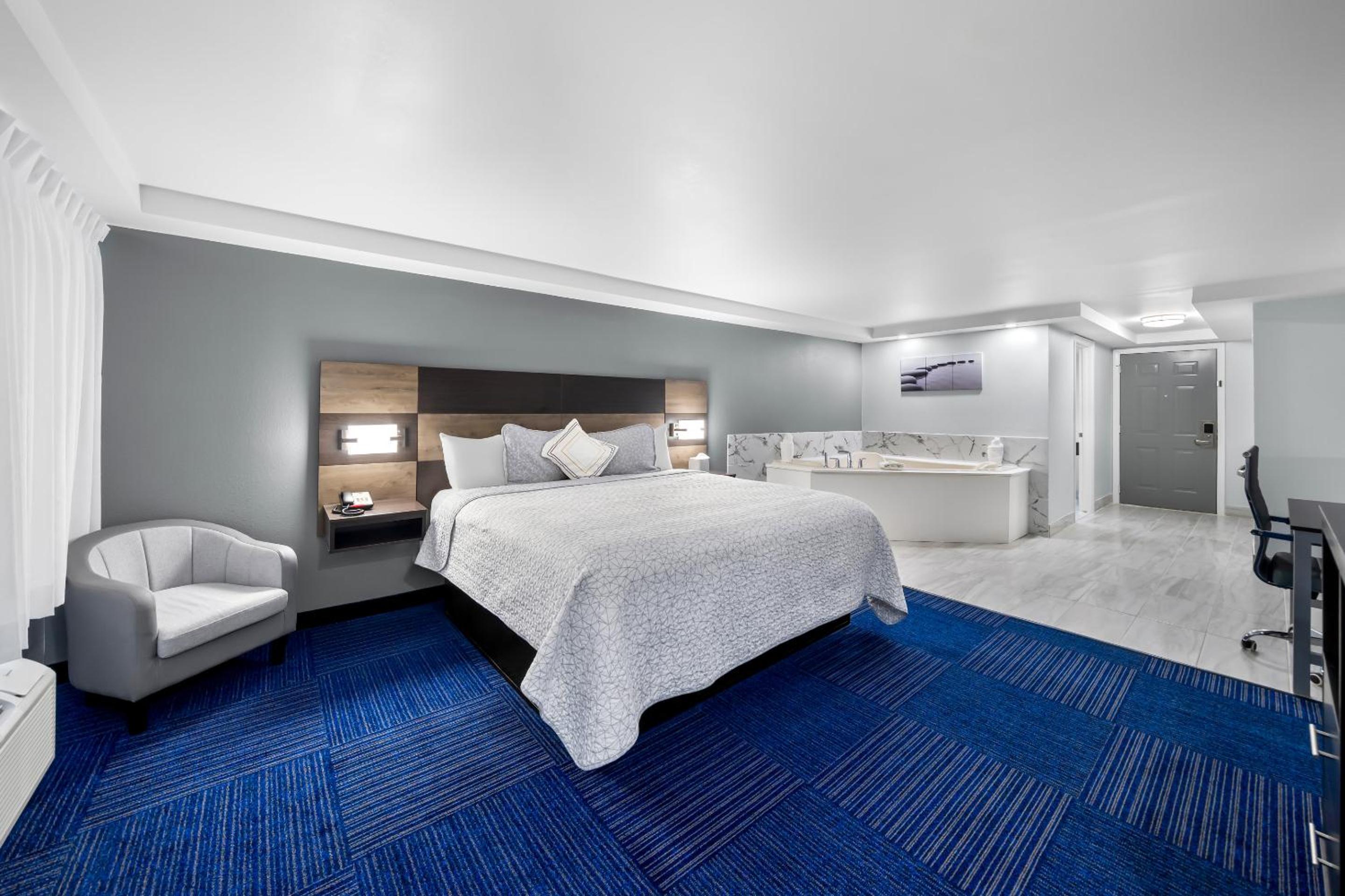 Suite King with Spa Bath Smoke Free - Photo 5