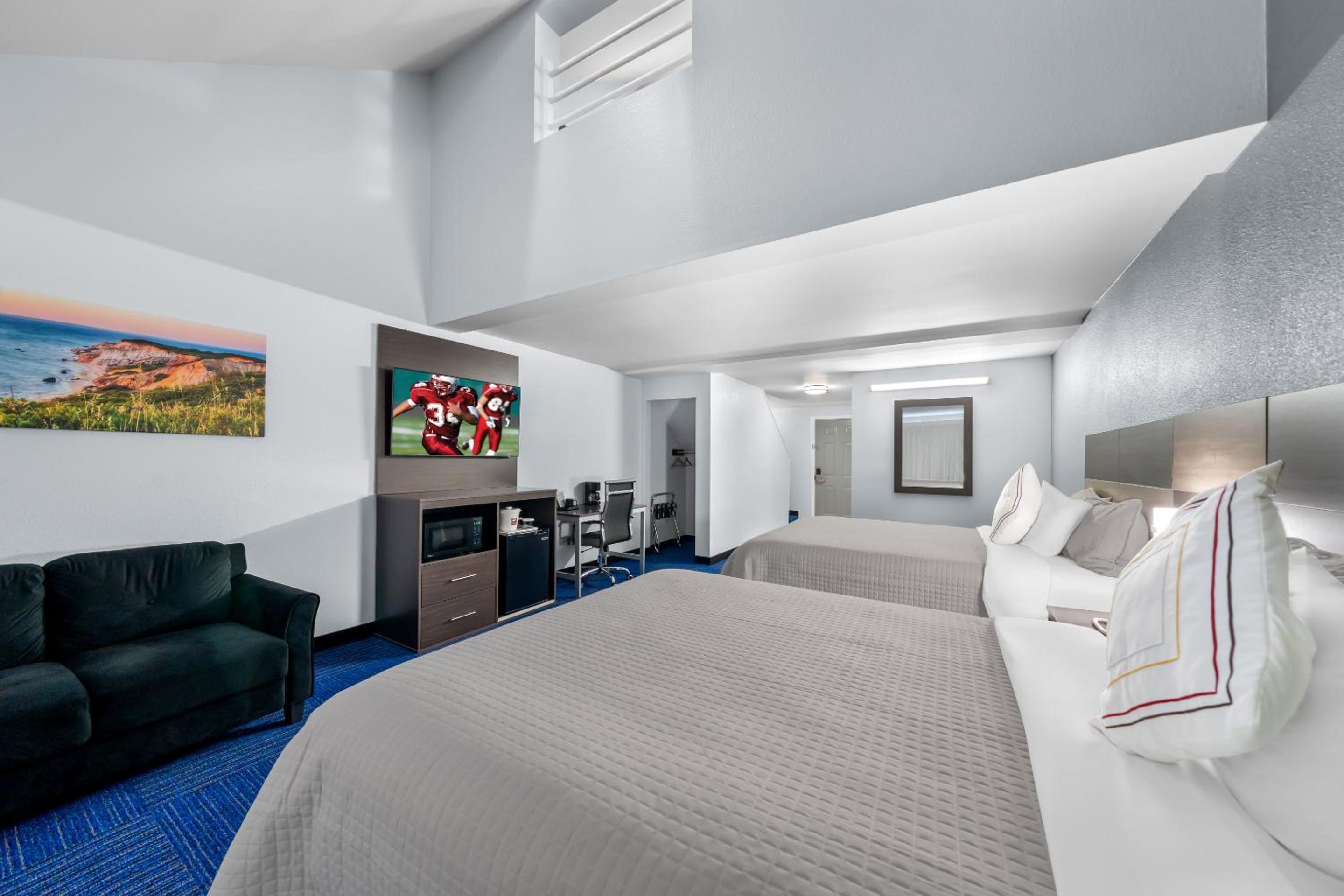 Townhouse Suite with One King and Two Queen Beds Smoke Free - Photo 5