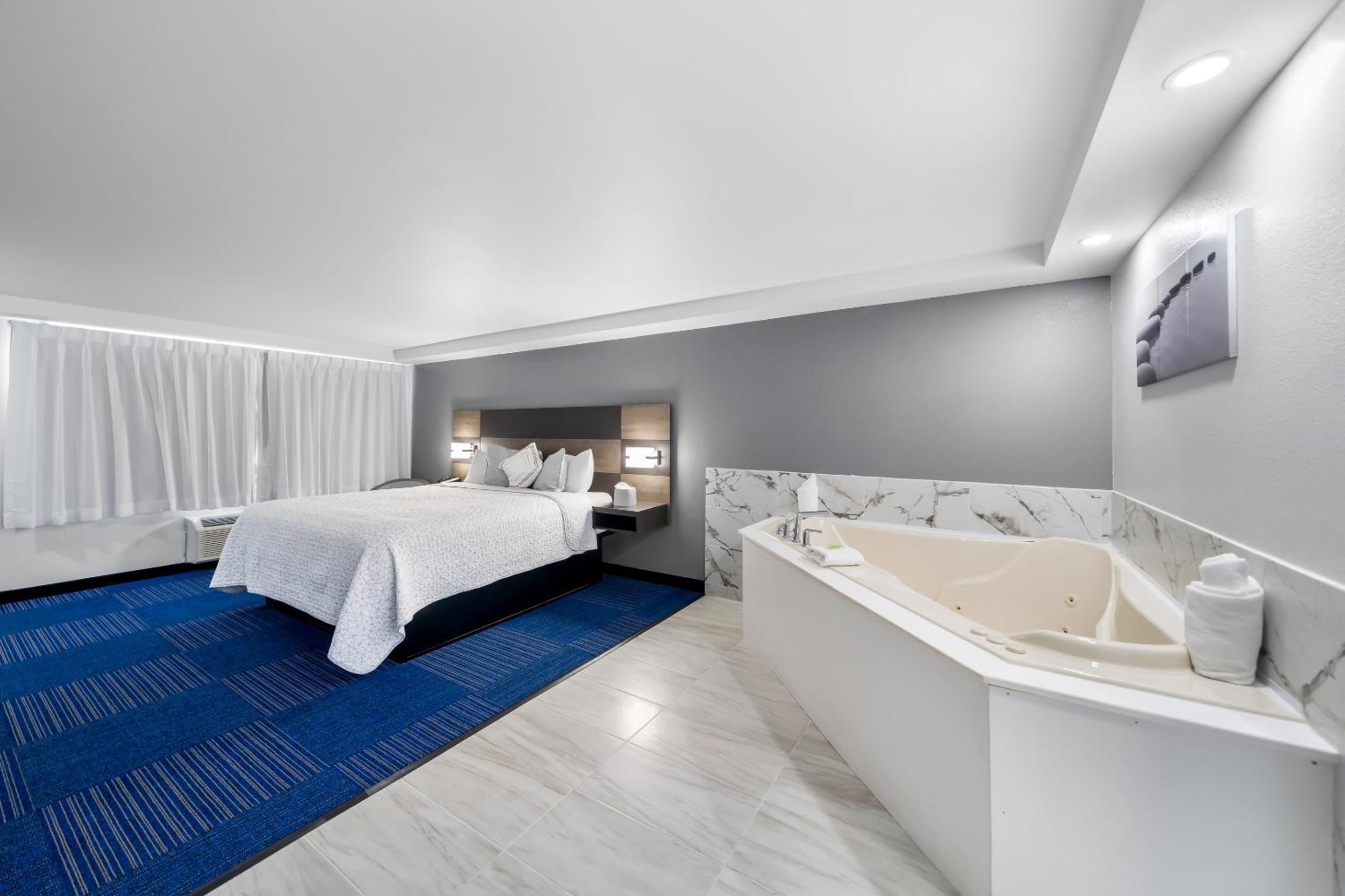 Suite King with Spa Bath Smoke Free - Photo 7