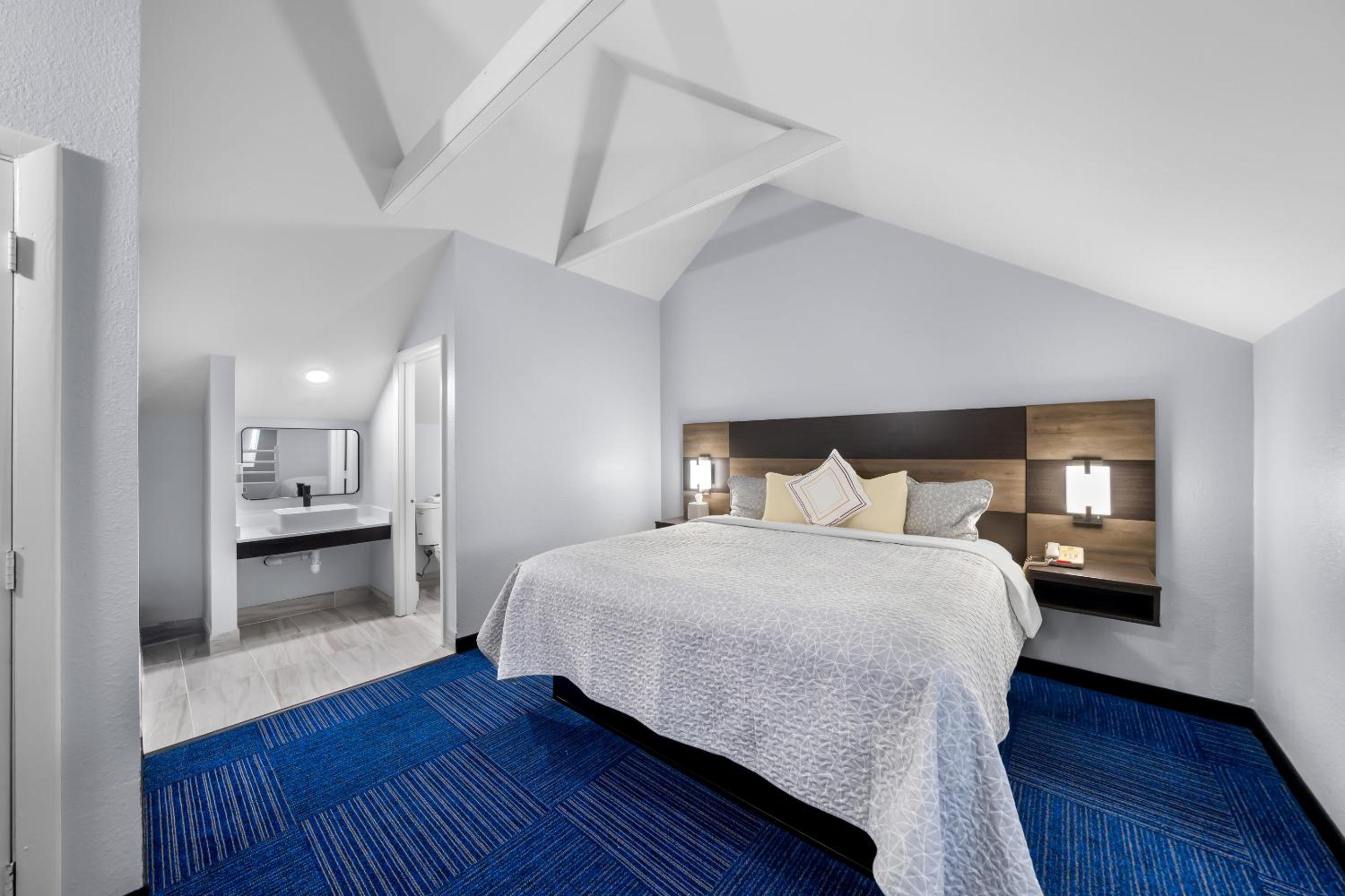 Townhouse Suite with One King and Two Queen Beds Smoke Free - Photo 6